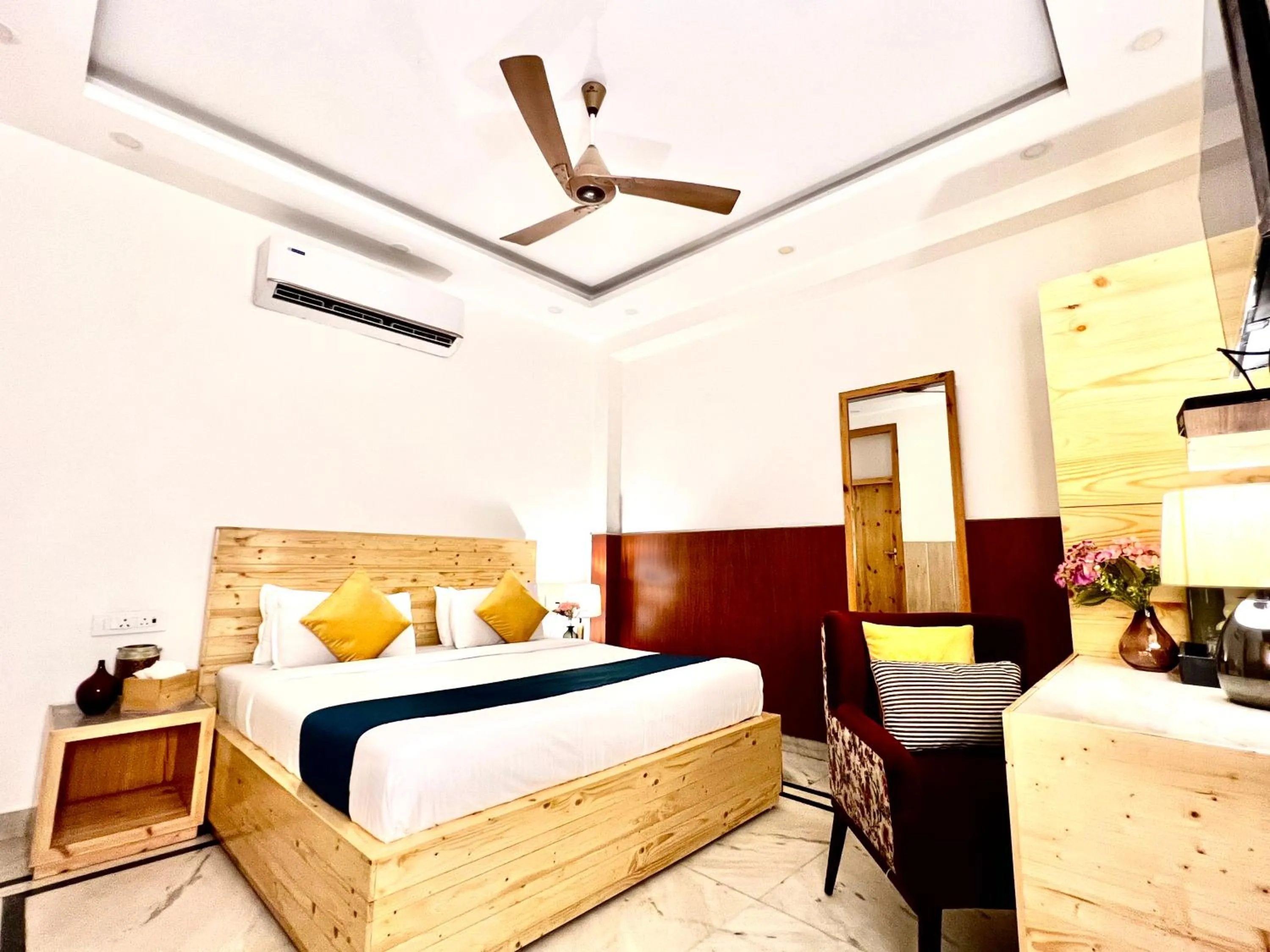 Bed in Divine Inn Hotel Near Rajouri Garden Main Market