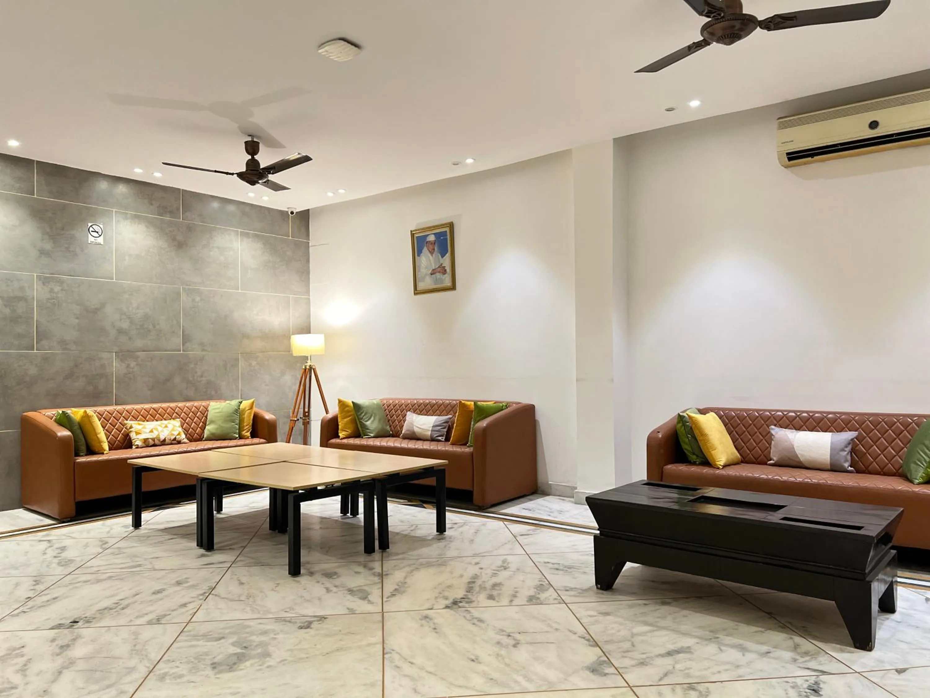 Living room in Divine Inn Hotel Near Rajouri Garden Main Market