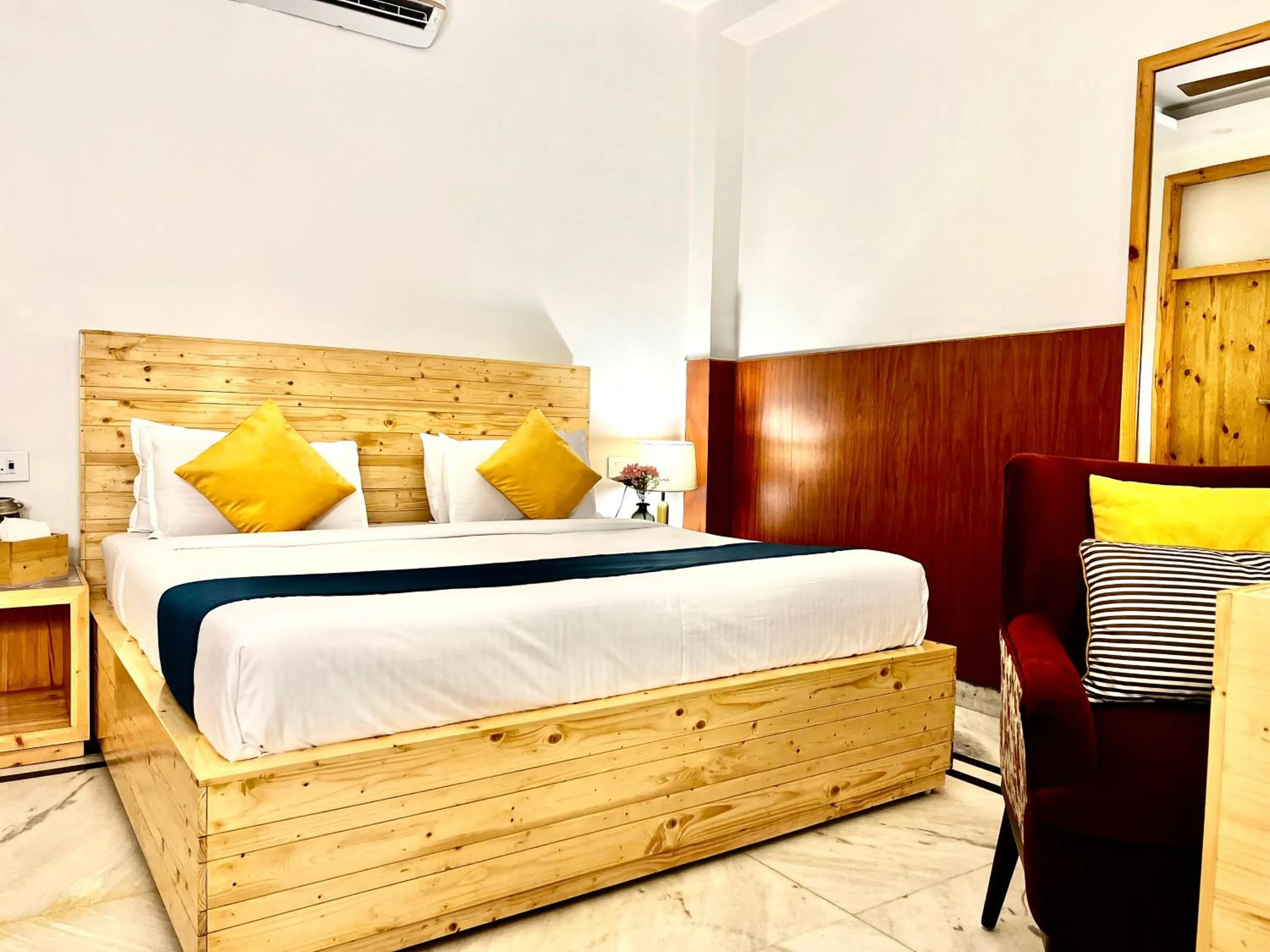 Bed in Divine Inn Hotel Near Rajouri Garden Main Market