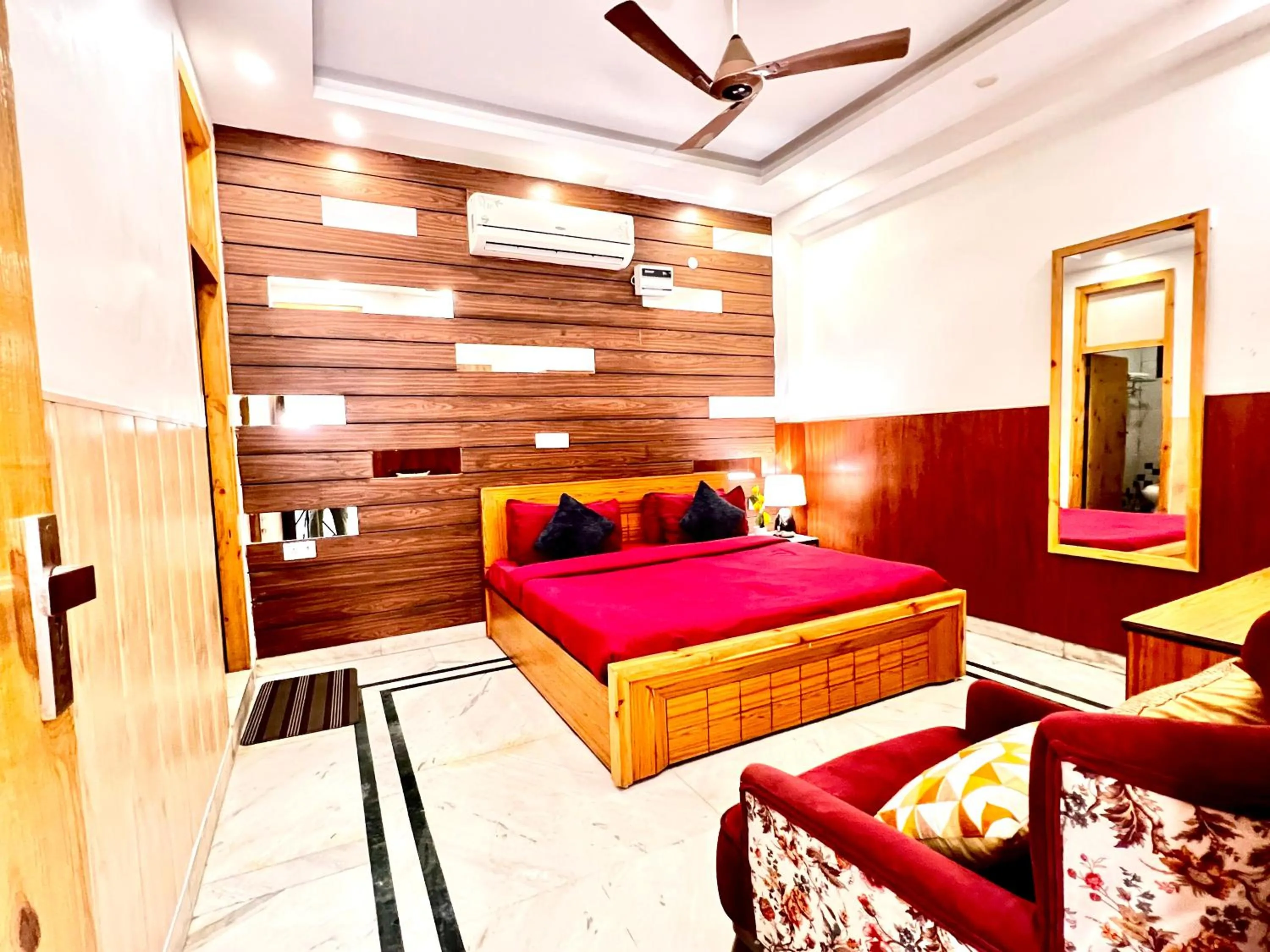 Bed in Divine Inn Hotel Near Rajouri Garden Main Market
