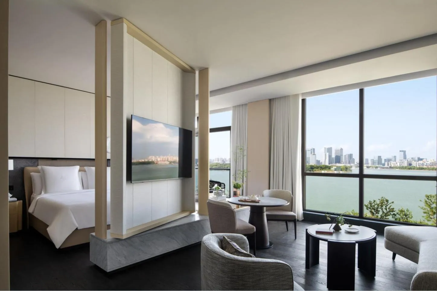 Photo of the whole room, Bed in Four Seasons Hotel Suzhou