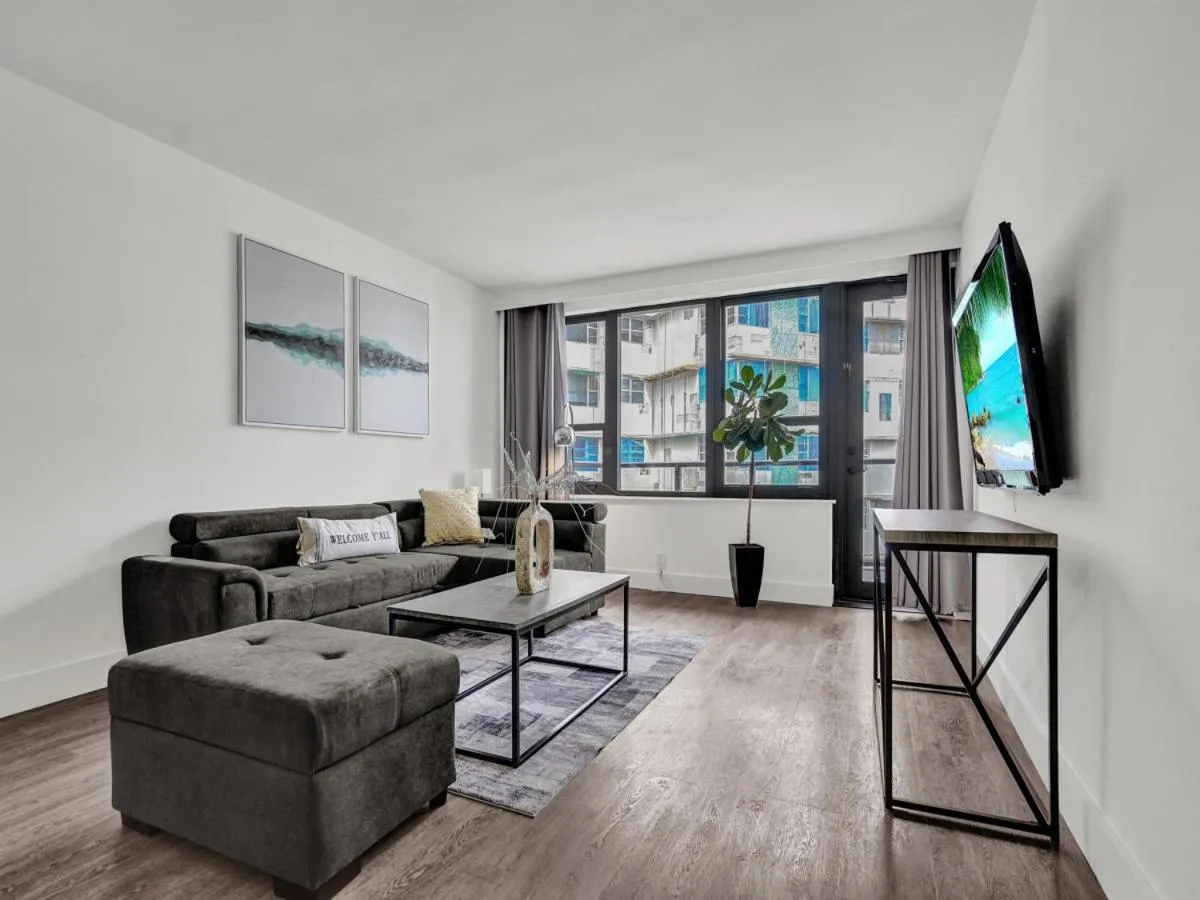 Gorgeous Miami Beach Condo Beach Service 1614