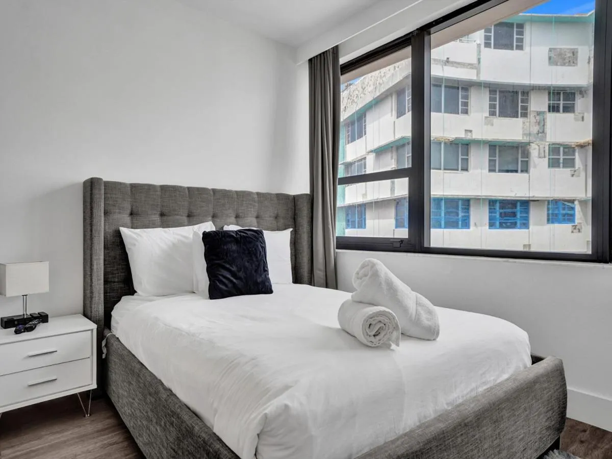 Gorgeous Miami Beach Condo Beach Service 1614