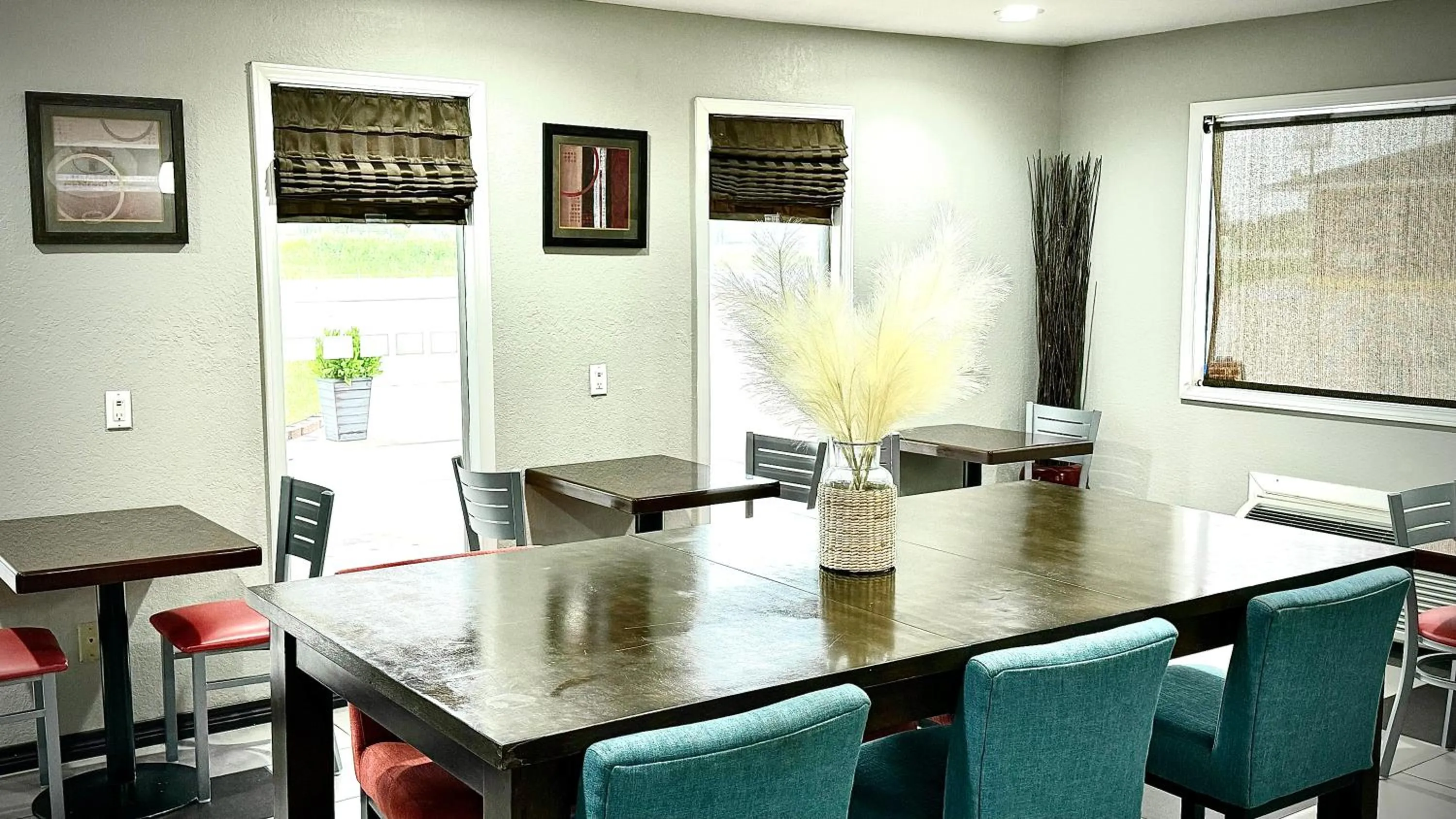 Dining area in Super 8 by Wyndham Henryetta