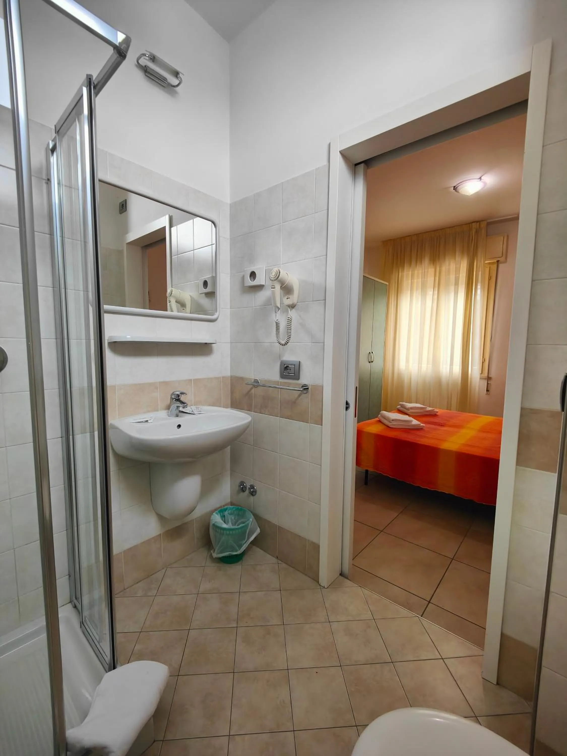 Toilet, Bed in Hotel Ben Hur