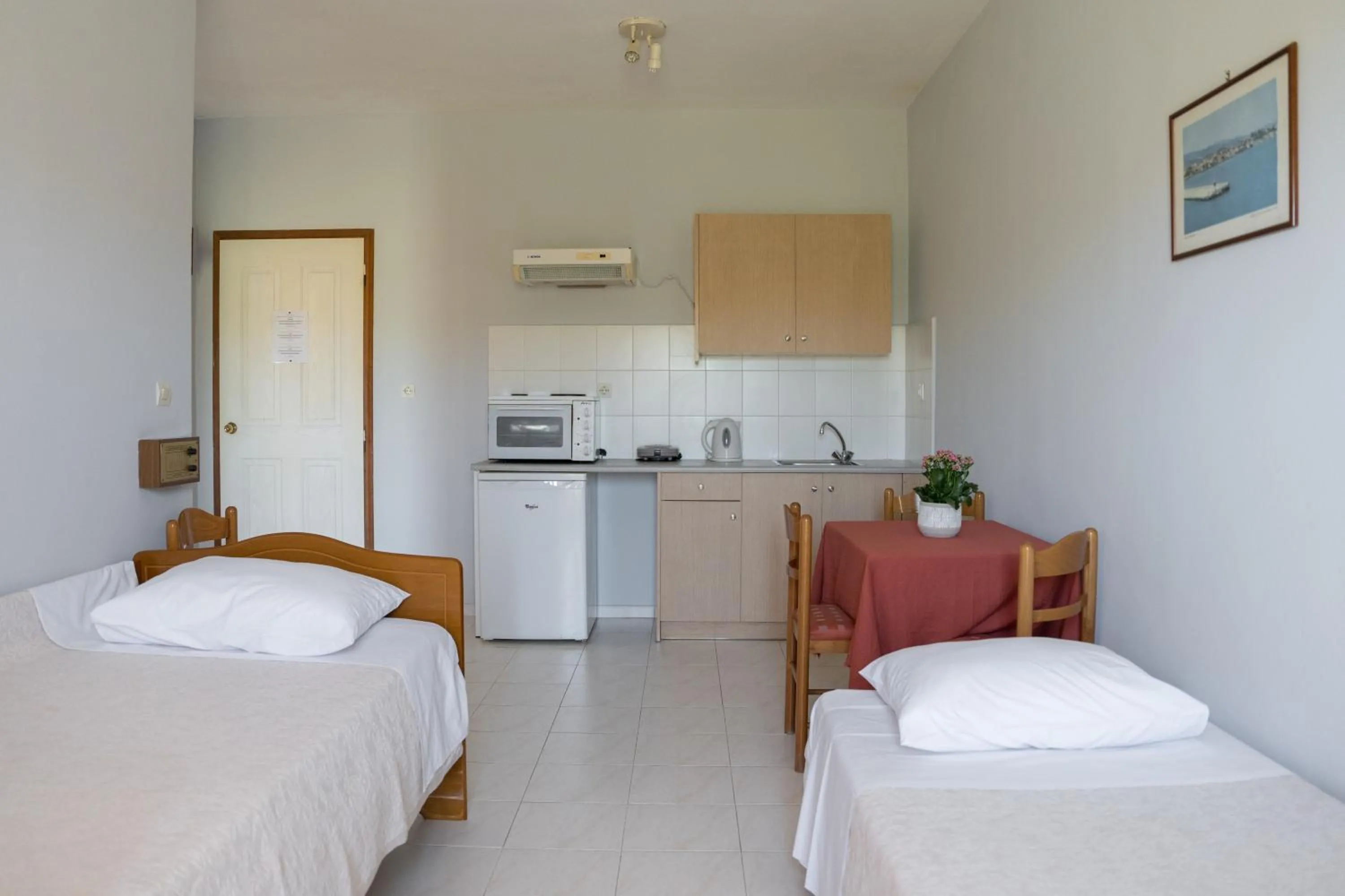 Kitchen or kitchenette, Bed in Ammousa Hotel Apartments