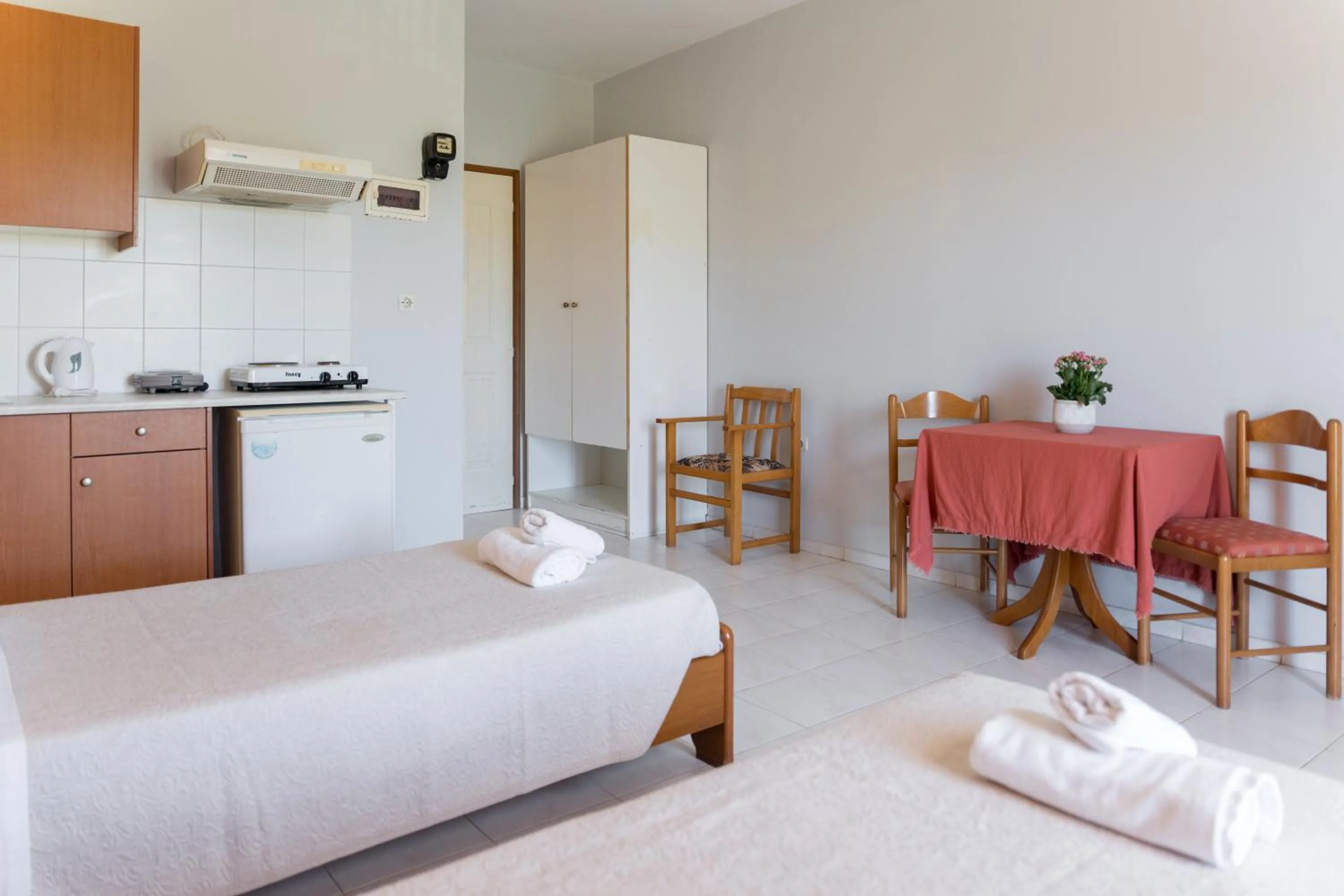 Kitchen or kitchenette, Bed in Ammousa Hotel Apartments