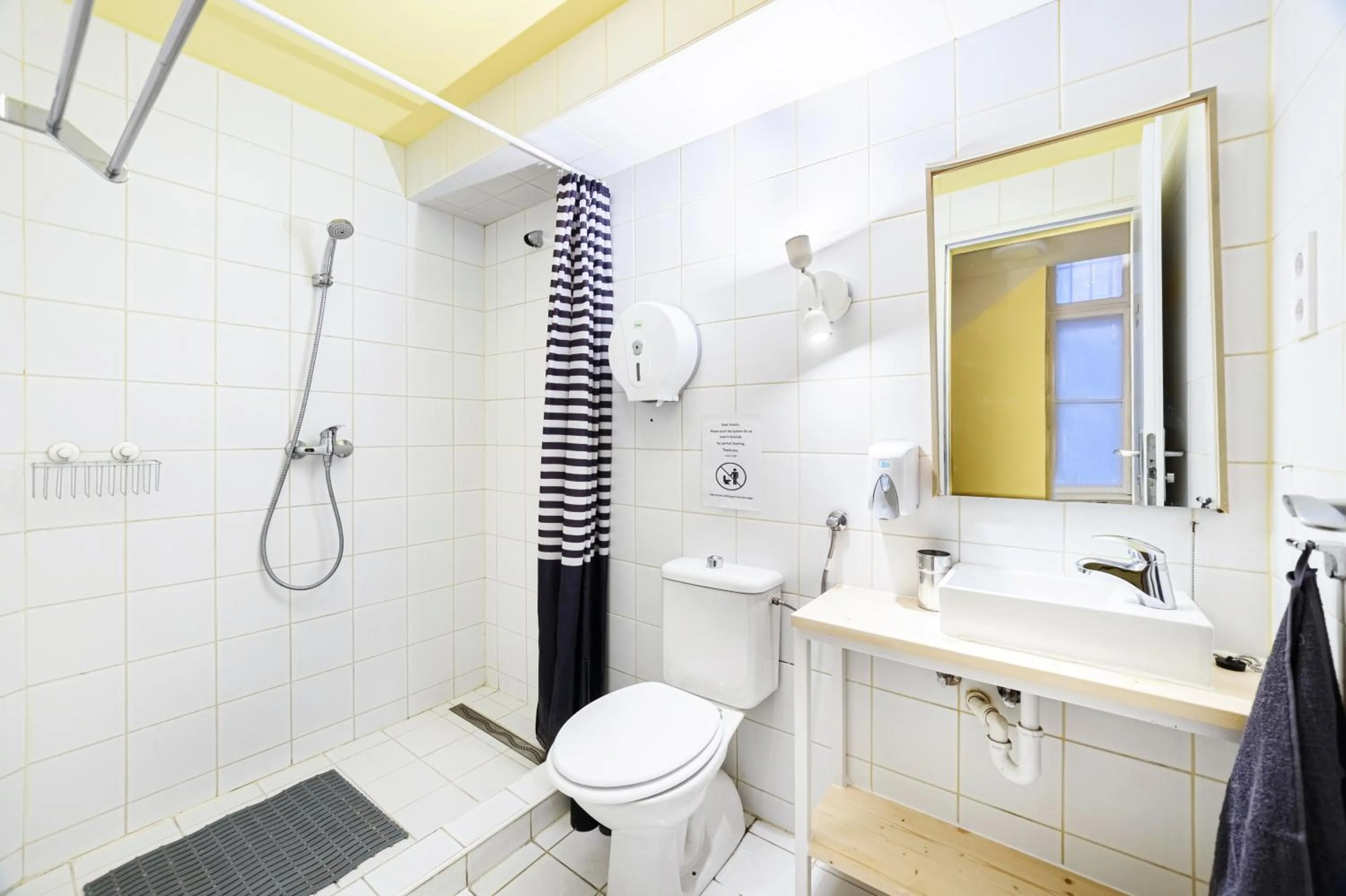 Shower in Avenue Hostel