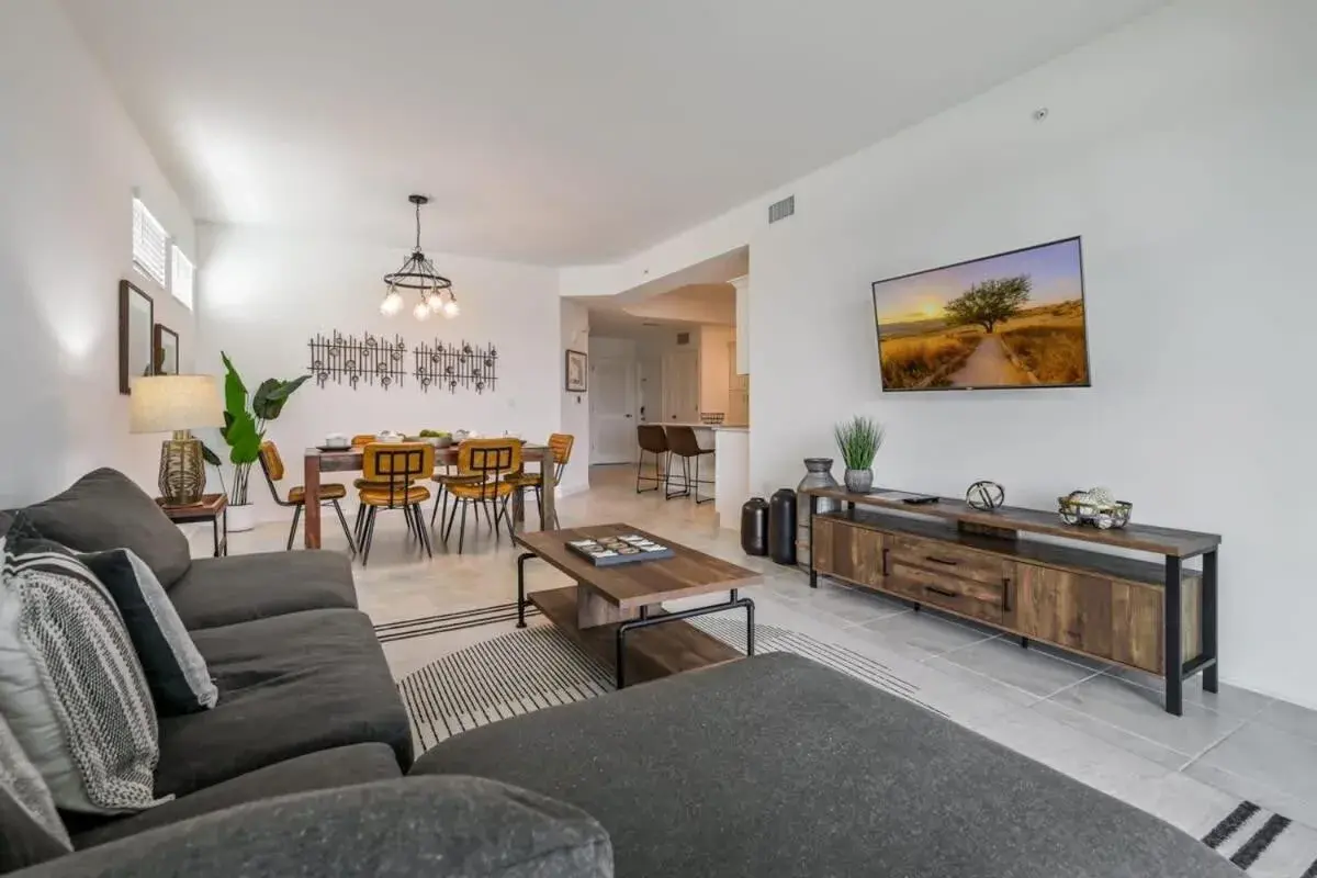 Spacious Beautiful 3-BR Condo Prime Location Spacious Beautiful 3-BR Condo Prime Location