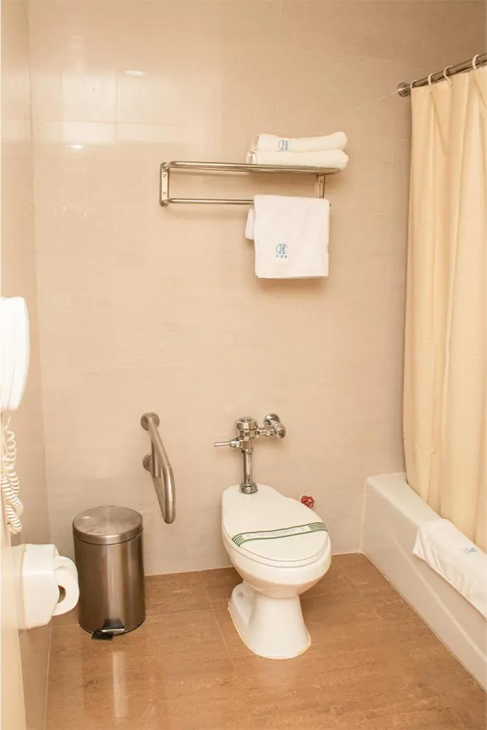 Shower in Hotel Presidente Huancayo - Asociado Casa Andina