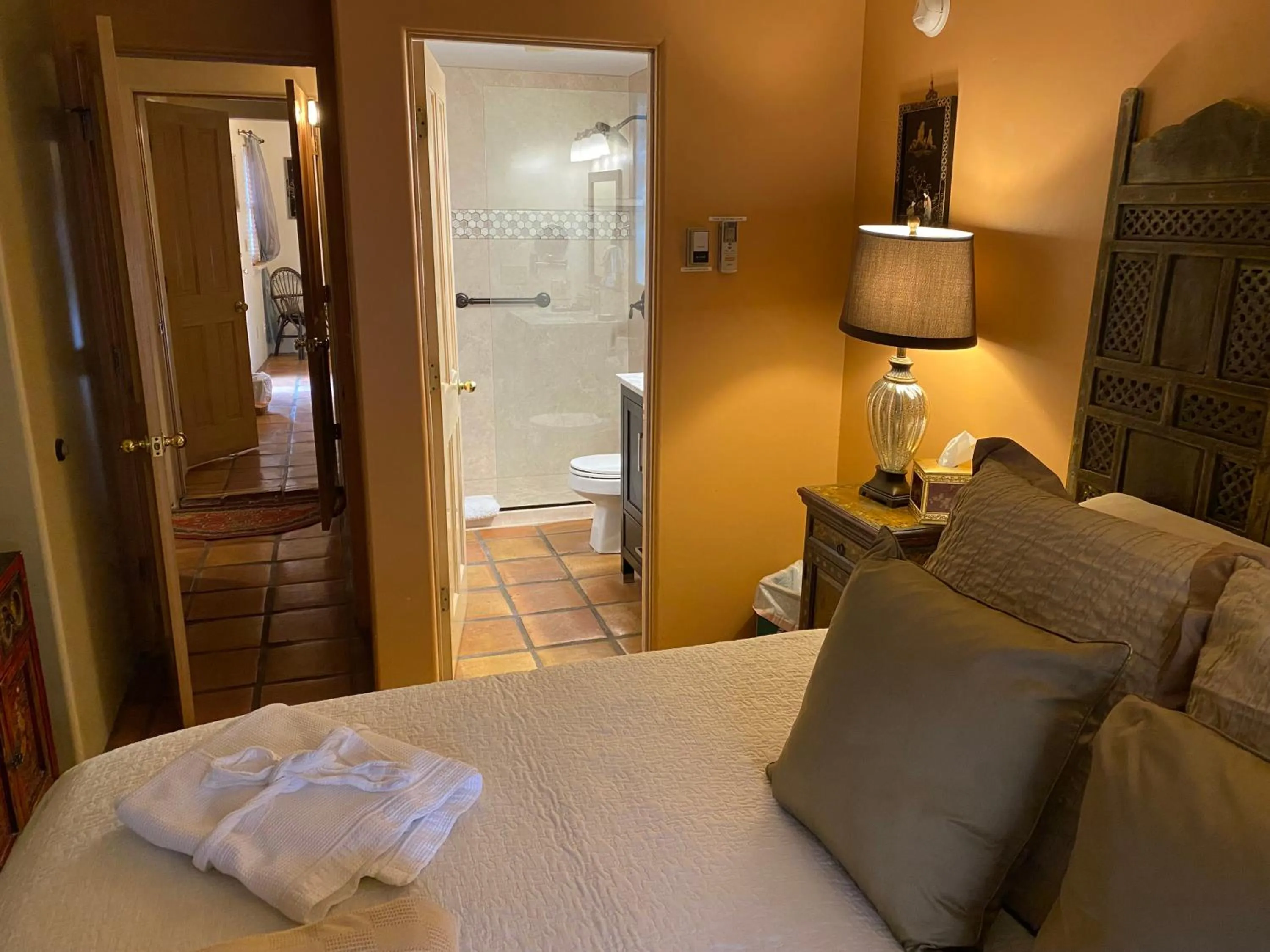 Bedroom, Bed in Casa de Tres Lunas/House of Three Moons