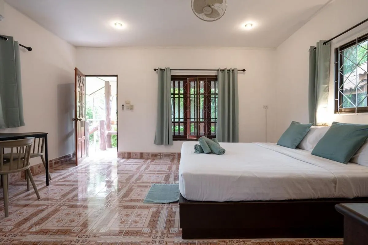 Bed in Lanta School Beach Resort