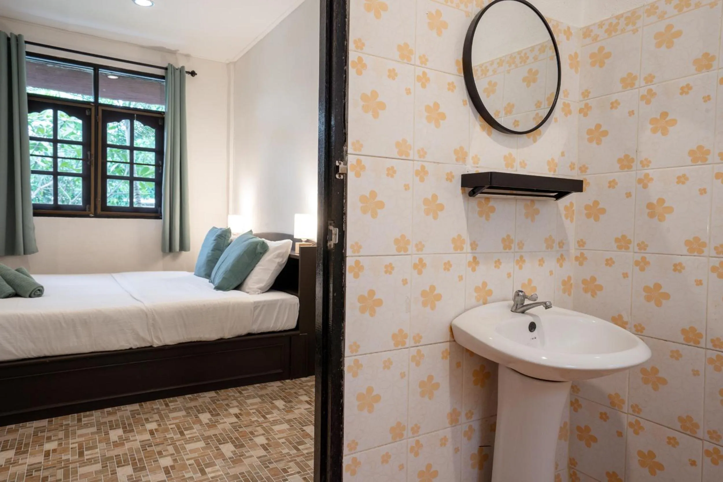 Bathroom, Bed in Lanta School Beach Resort