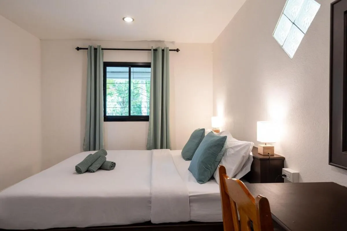 Bed in Lanta School Beach Resort