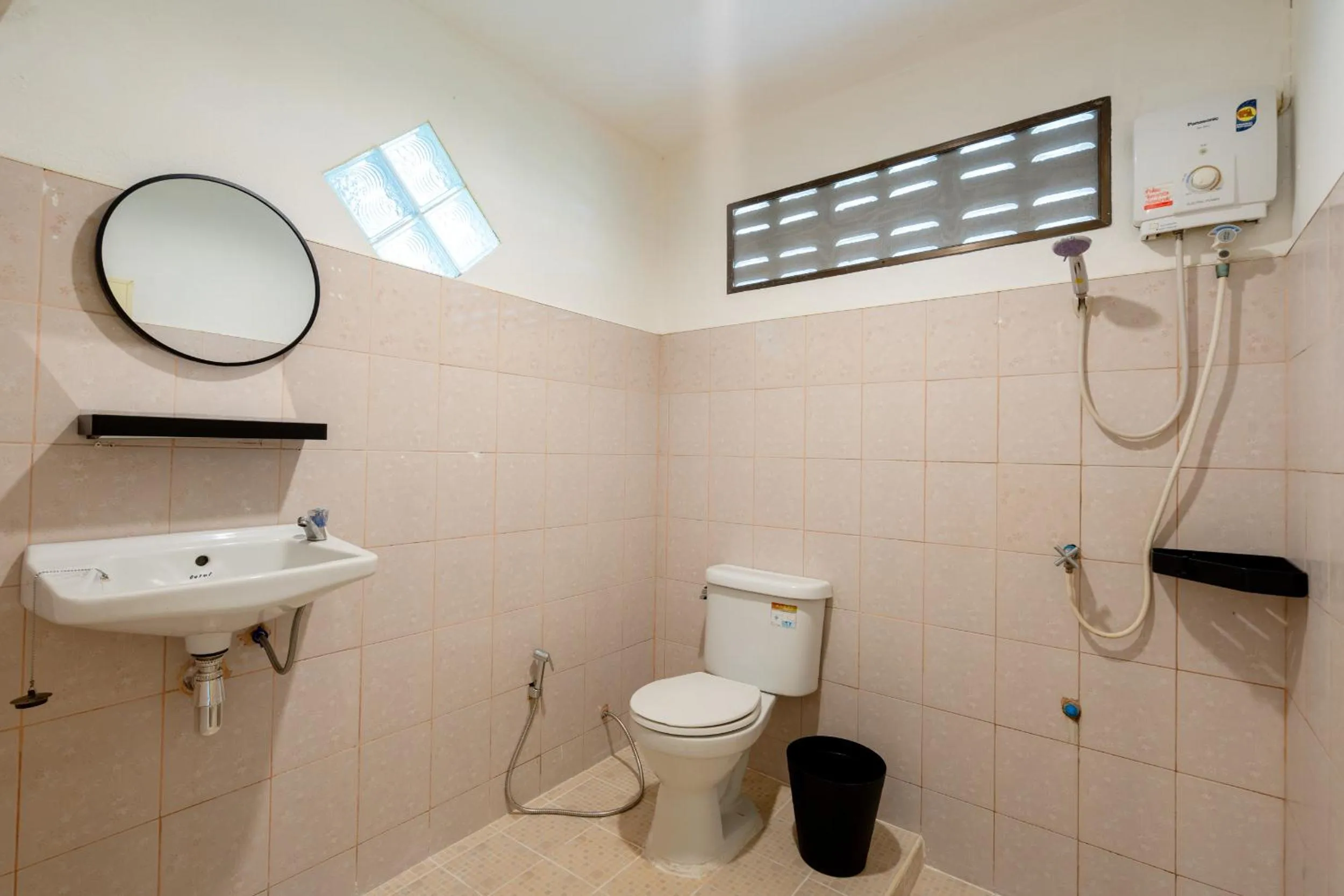 Toilet in Lanta School Beach Resort