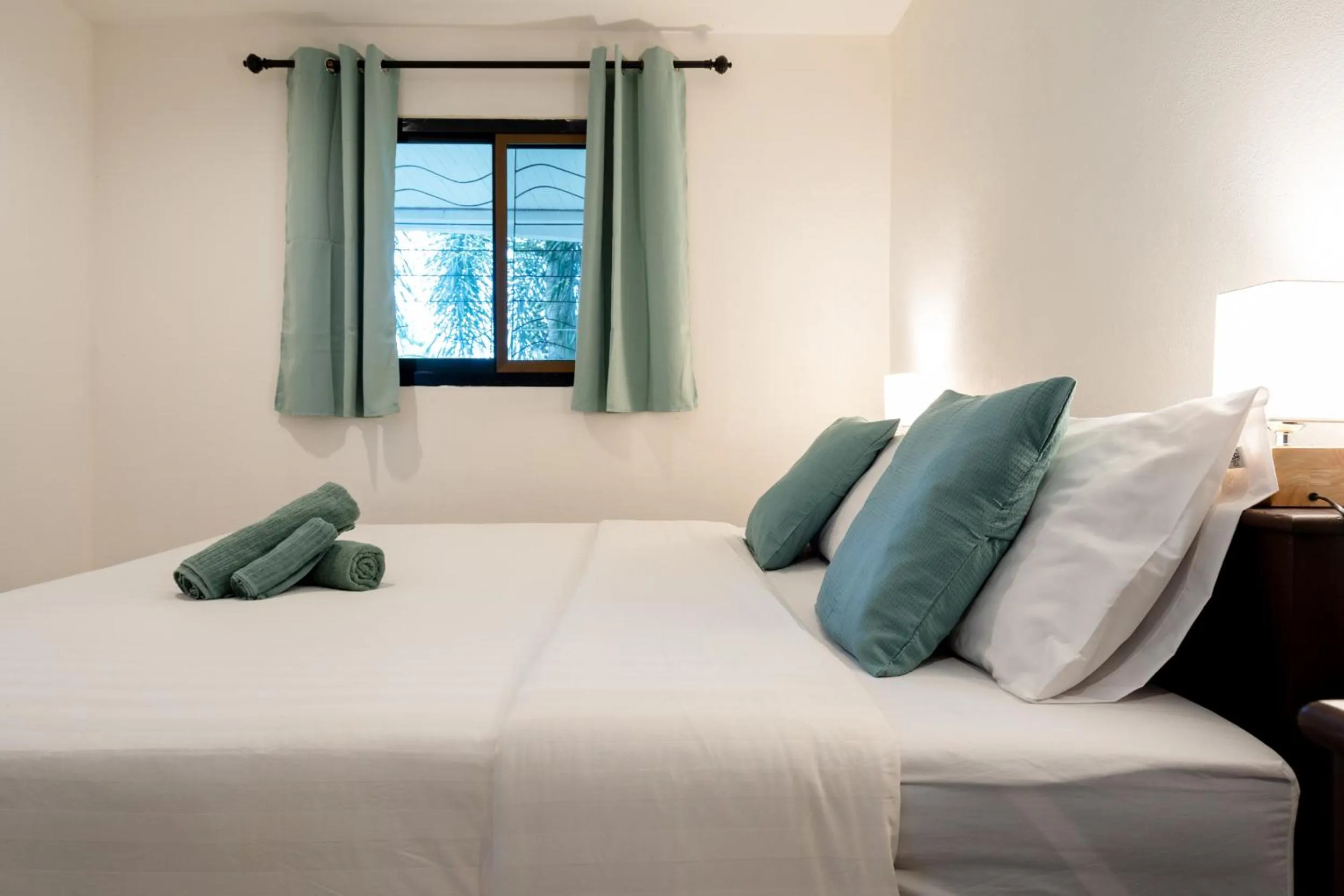 Bed in Lanta School Beach Resort