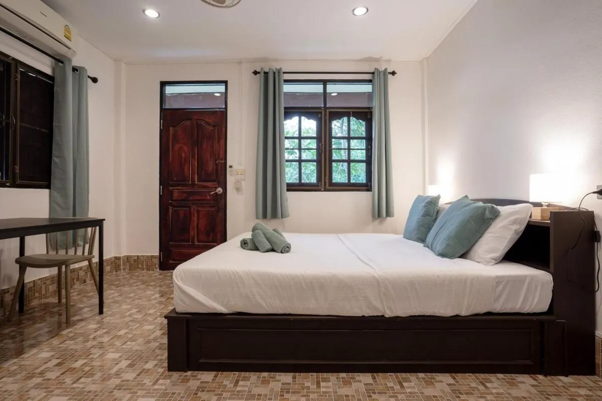 Bed in Lanta School Beach Resort