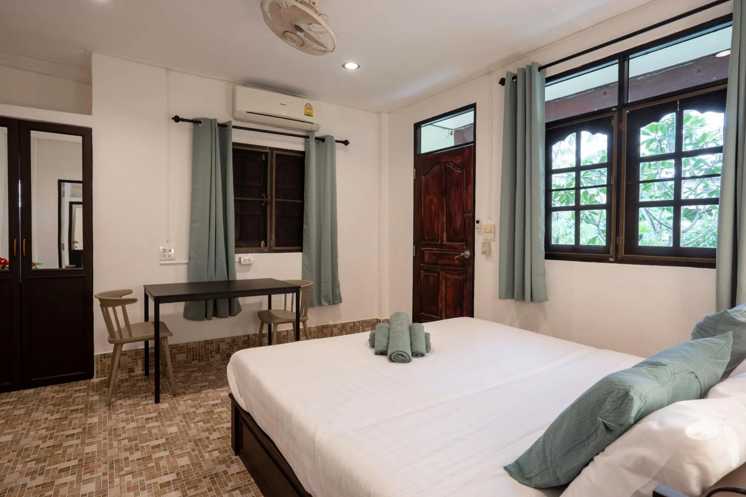 Bed in Lanta School Beach Resort