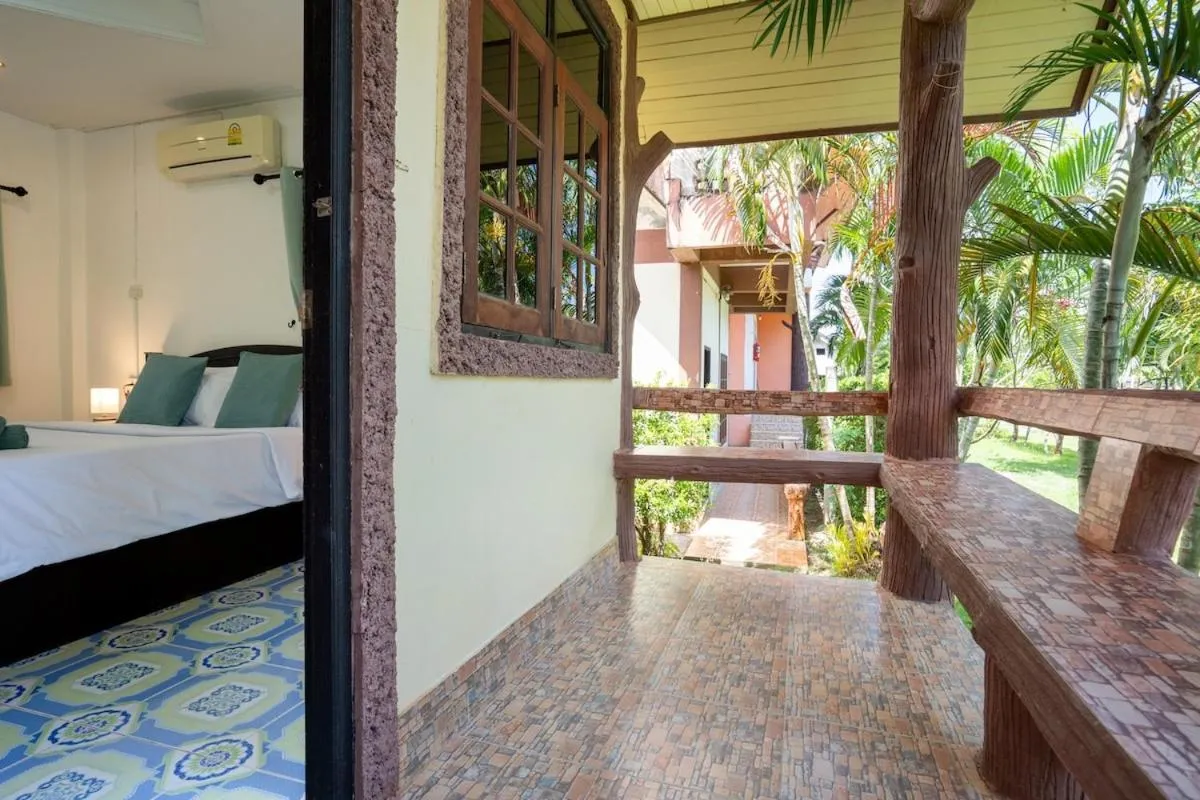 Bed in Lanta School Beach Resort