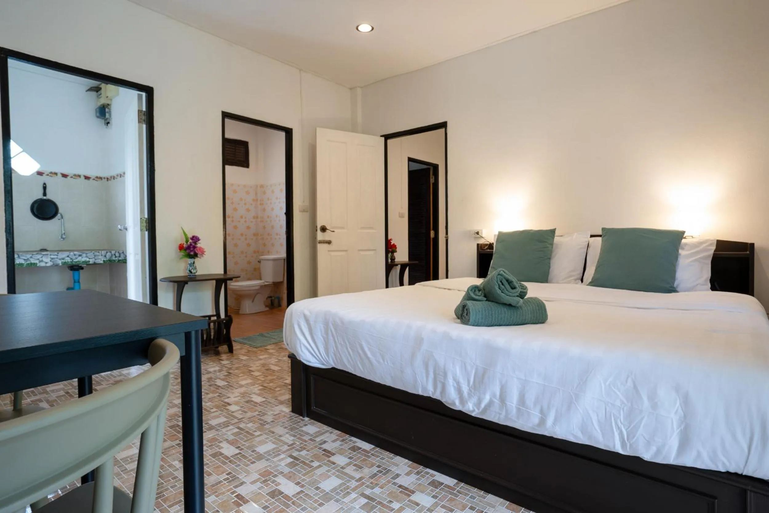 Photo of the whole room, Bed in Lanta School Beach Resort