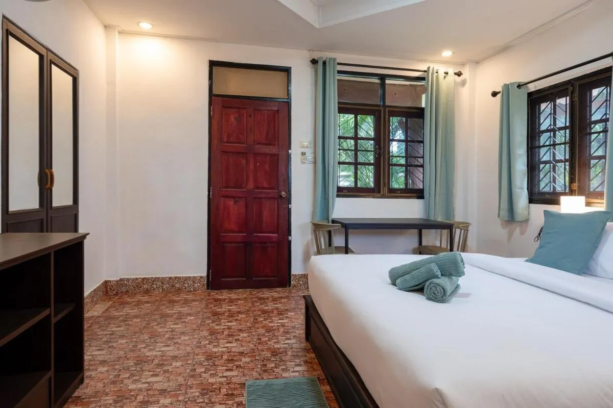 Bed in Lanta School Beach Resort