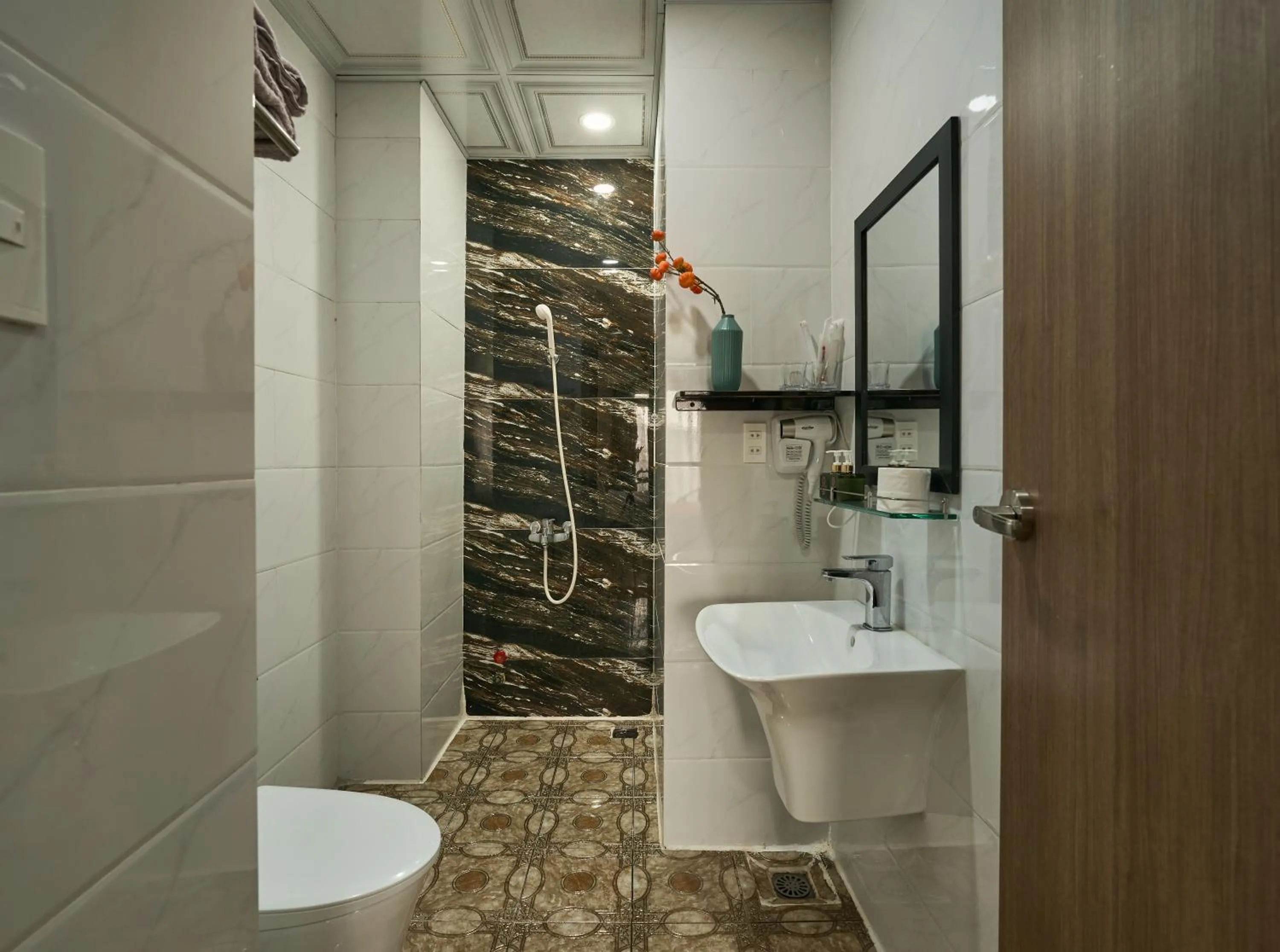 Shower in The Passion Hotel Airport - 5 minutes to Tan Son Nhat