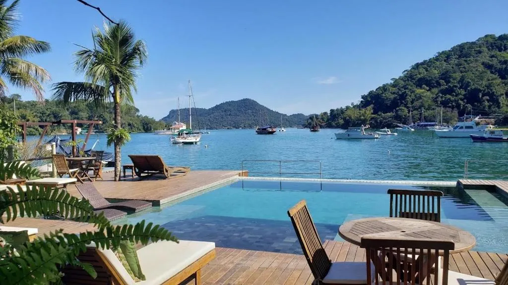 Swimming pool in Pousada e Mergulho Jamanta