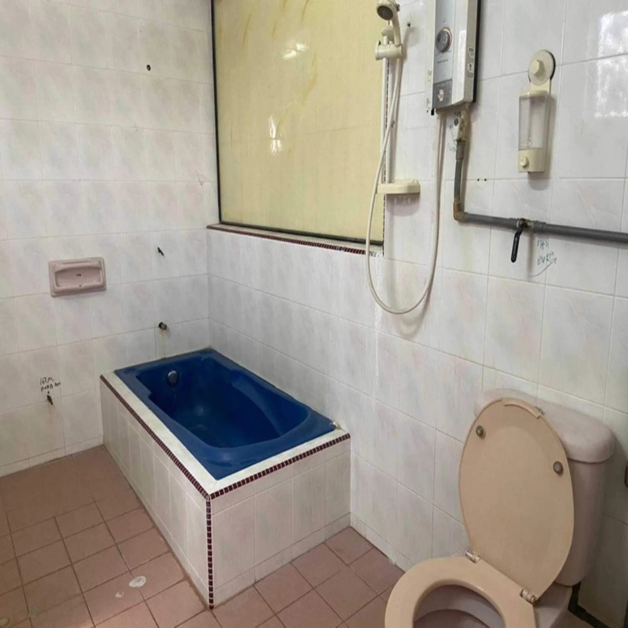 Bathroom in OYO 90885 Bera Pentagon Inn