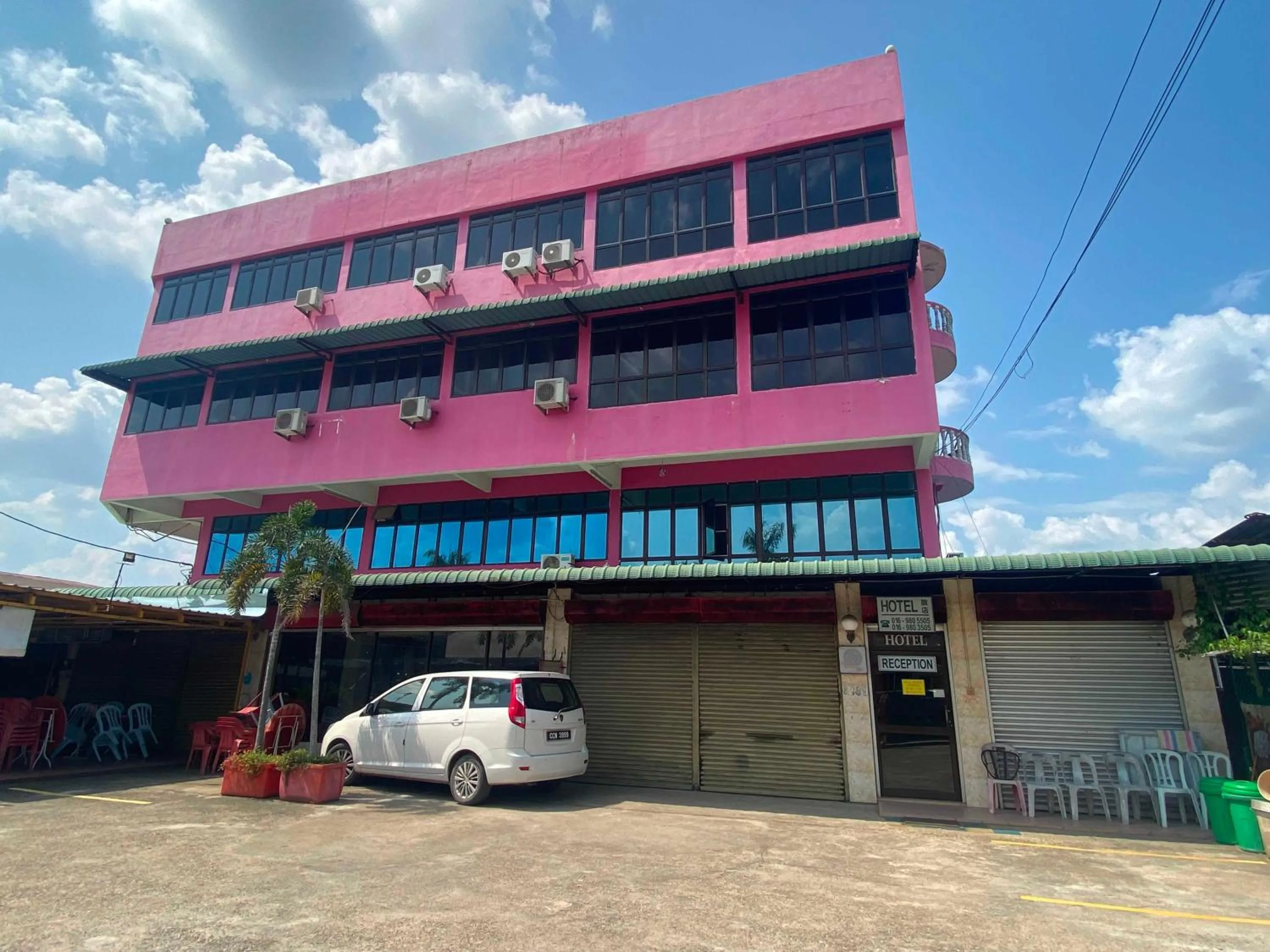 Facade/entrance in OYO 90885 Bera Pentagon Inn
