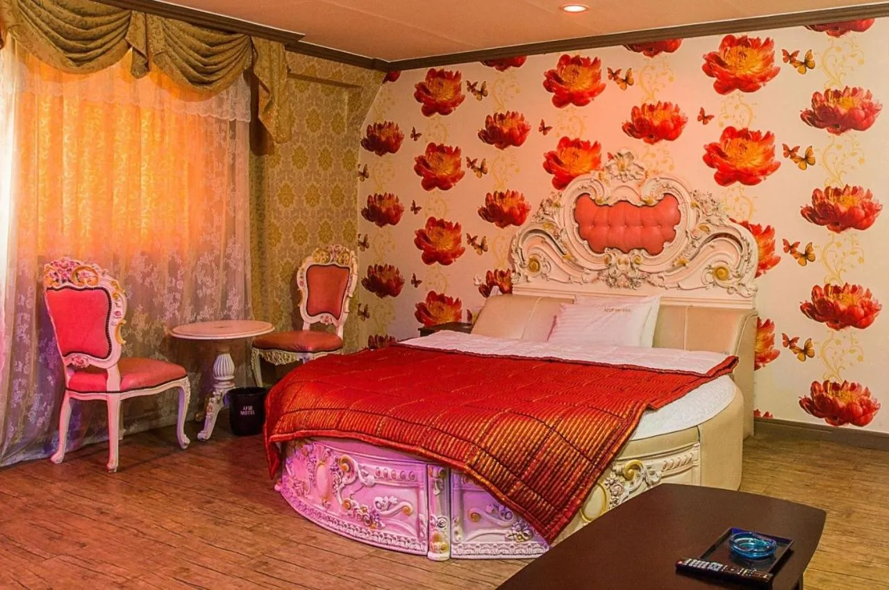 Bed in Shine Motel