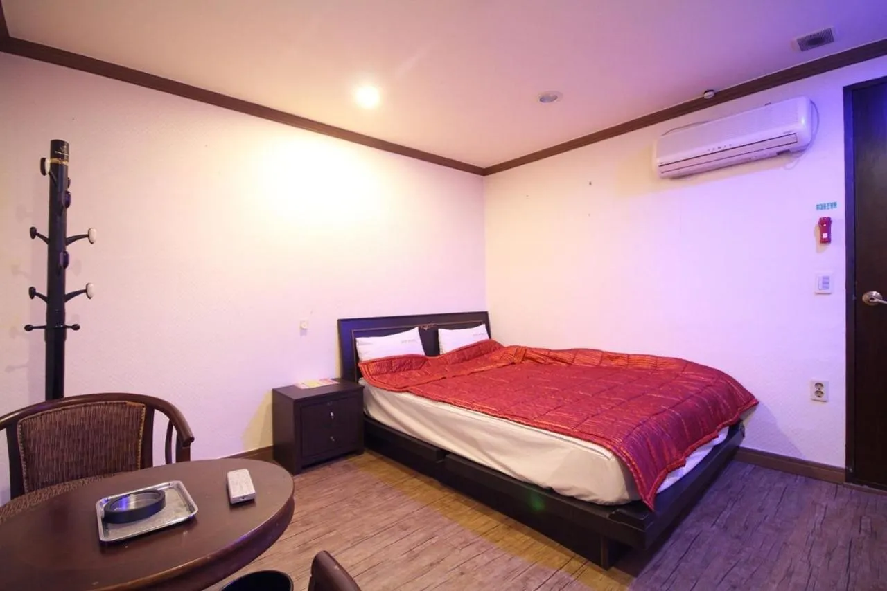 Bed in Shine Motel