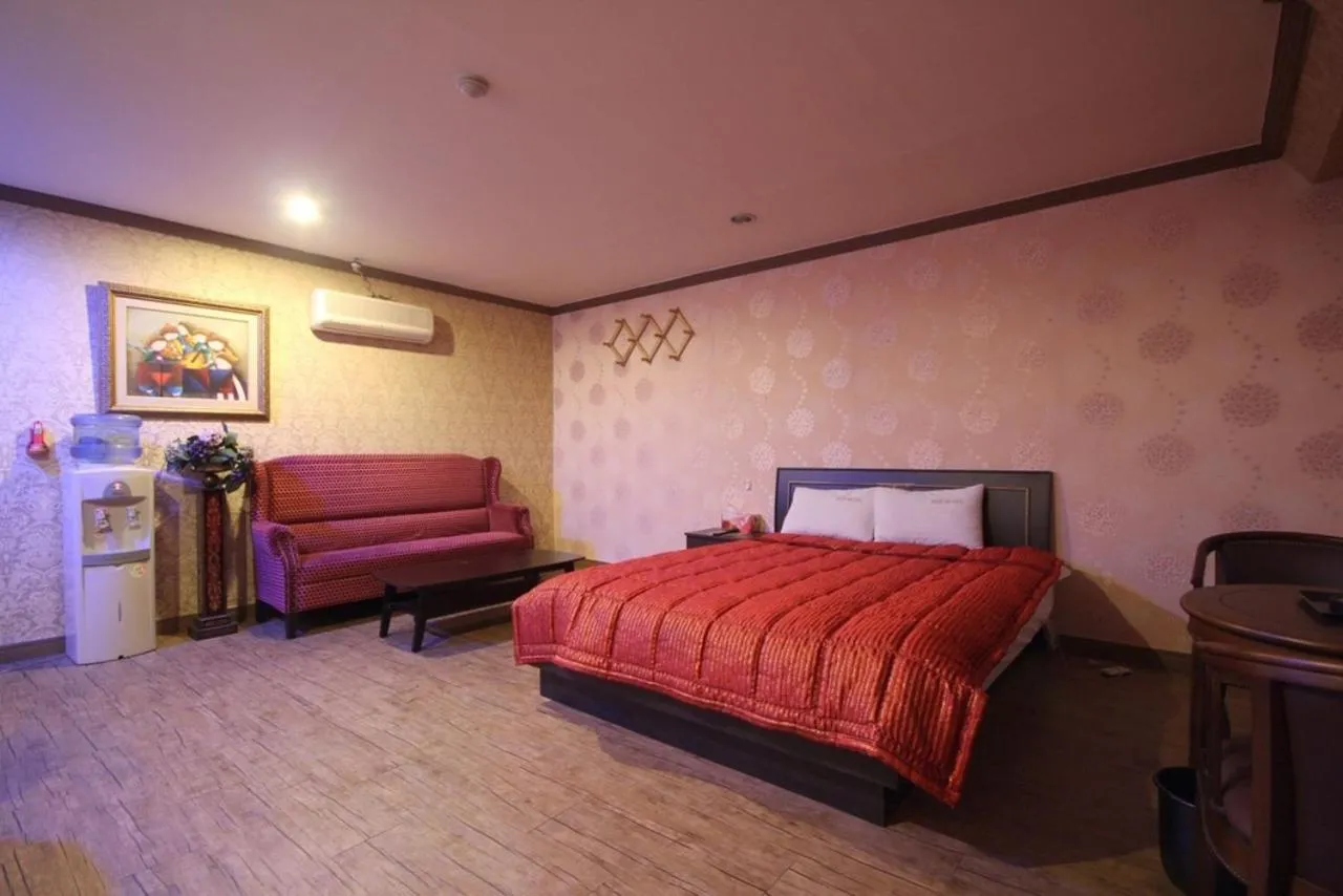 Bed in Shine Motel