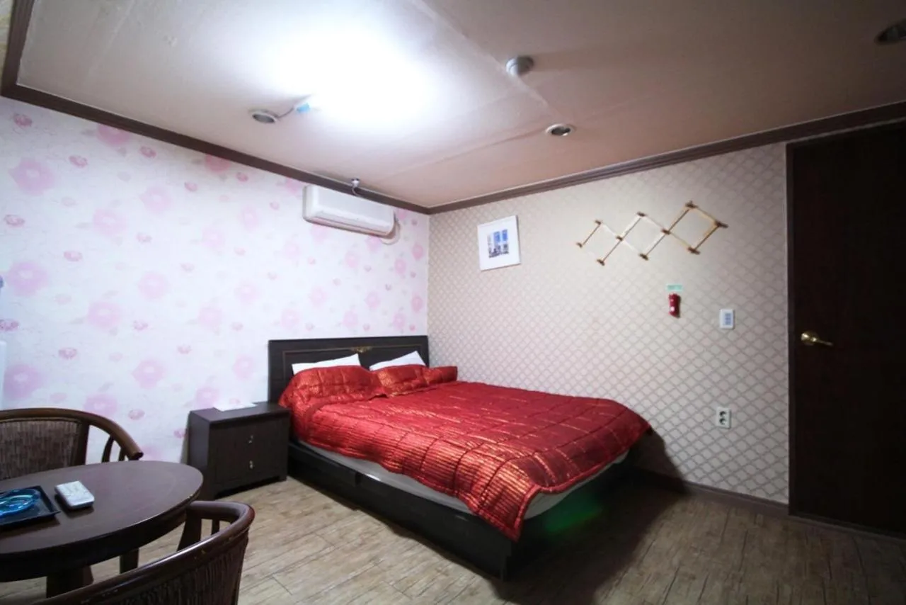 Bed in Shine Motel