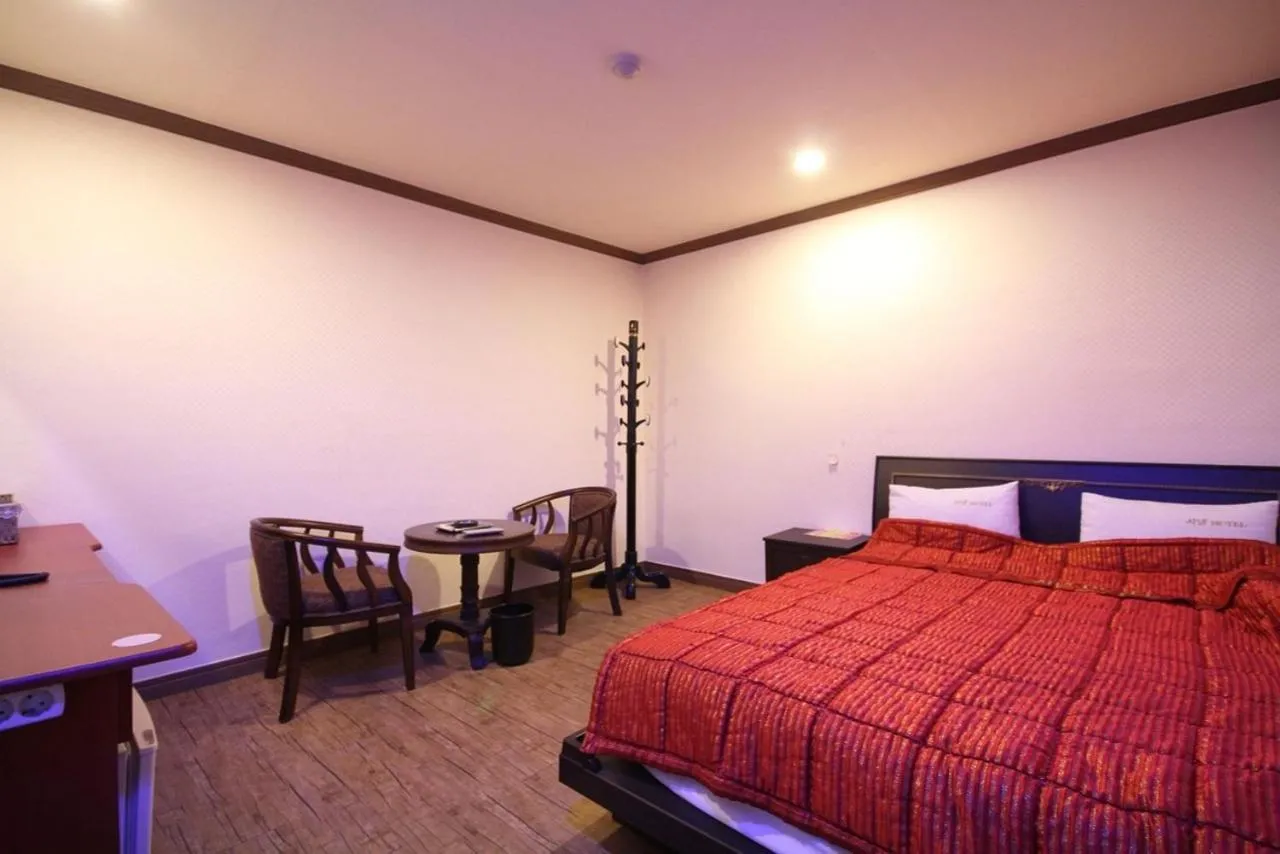 Bed in Shine Motel