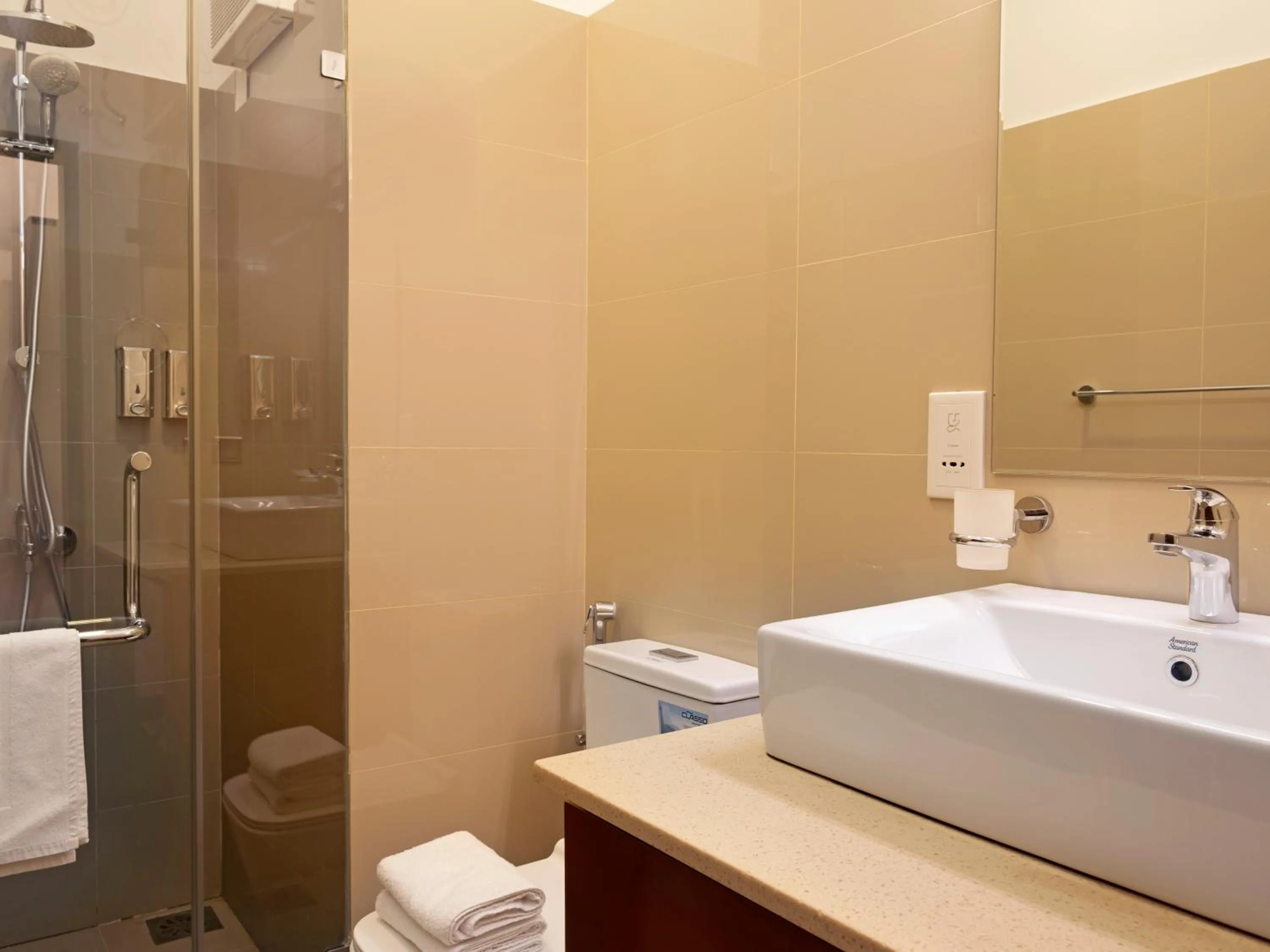 Shower in Corundum Breeze Negombo