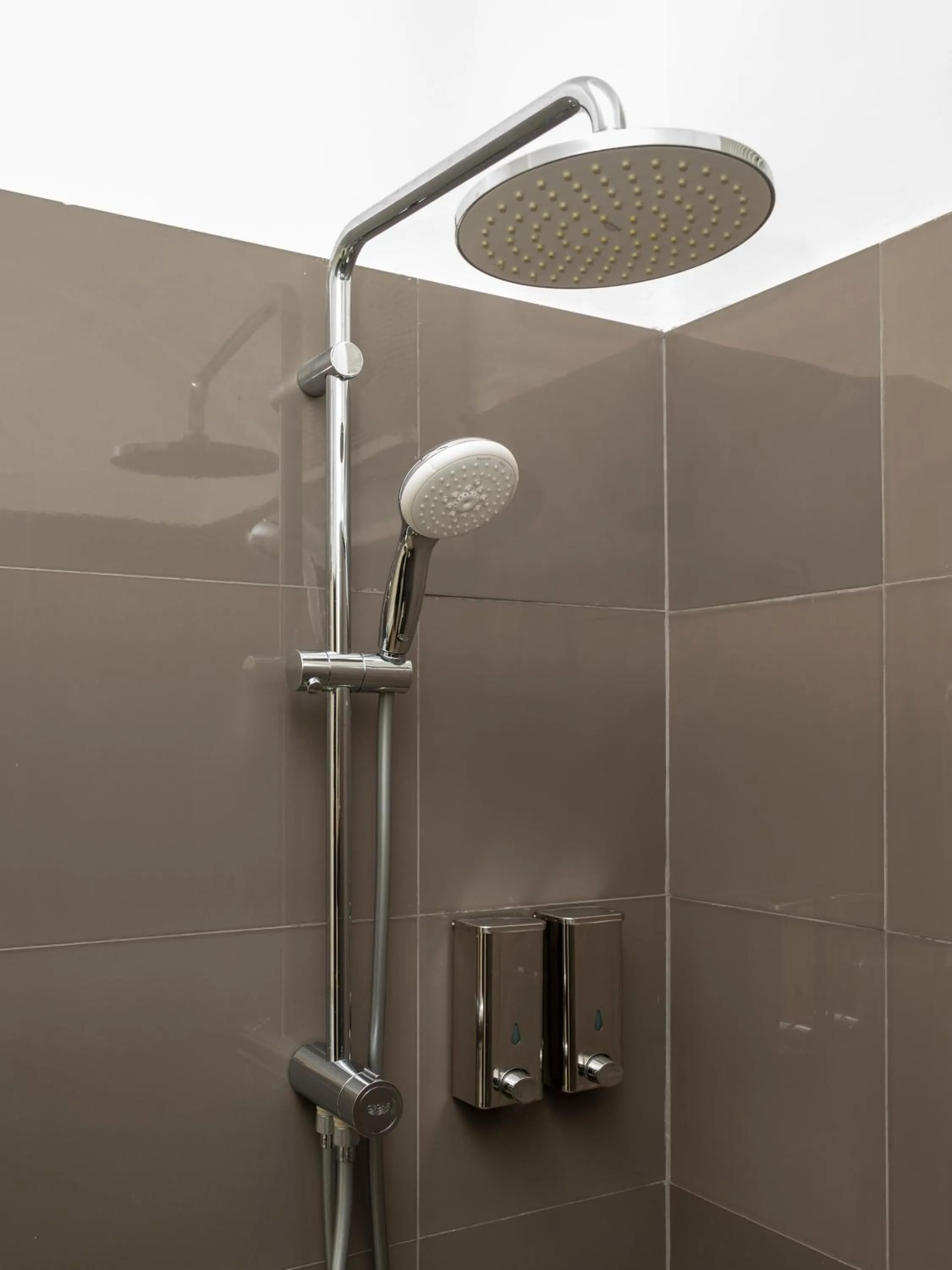 Shower in Corundum Breeze Negombo