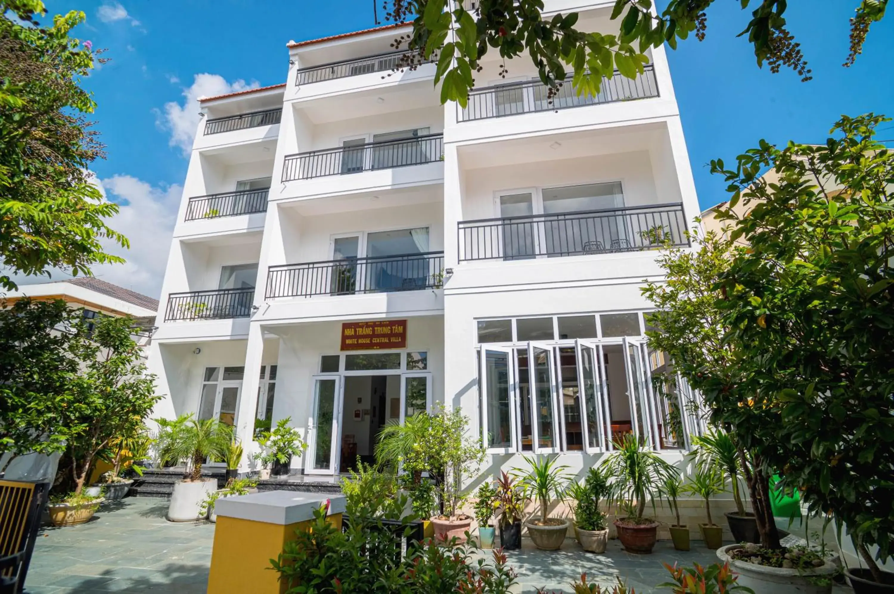 Property building in White House Central Villa Property building in White House Central Villa