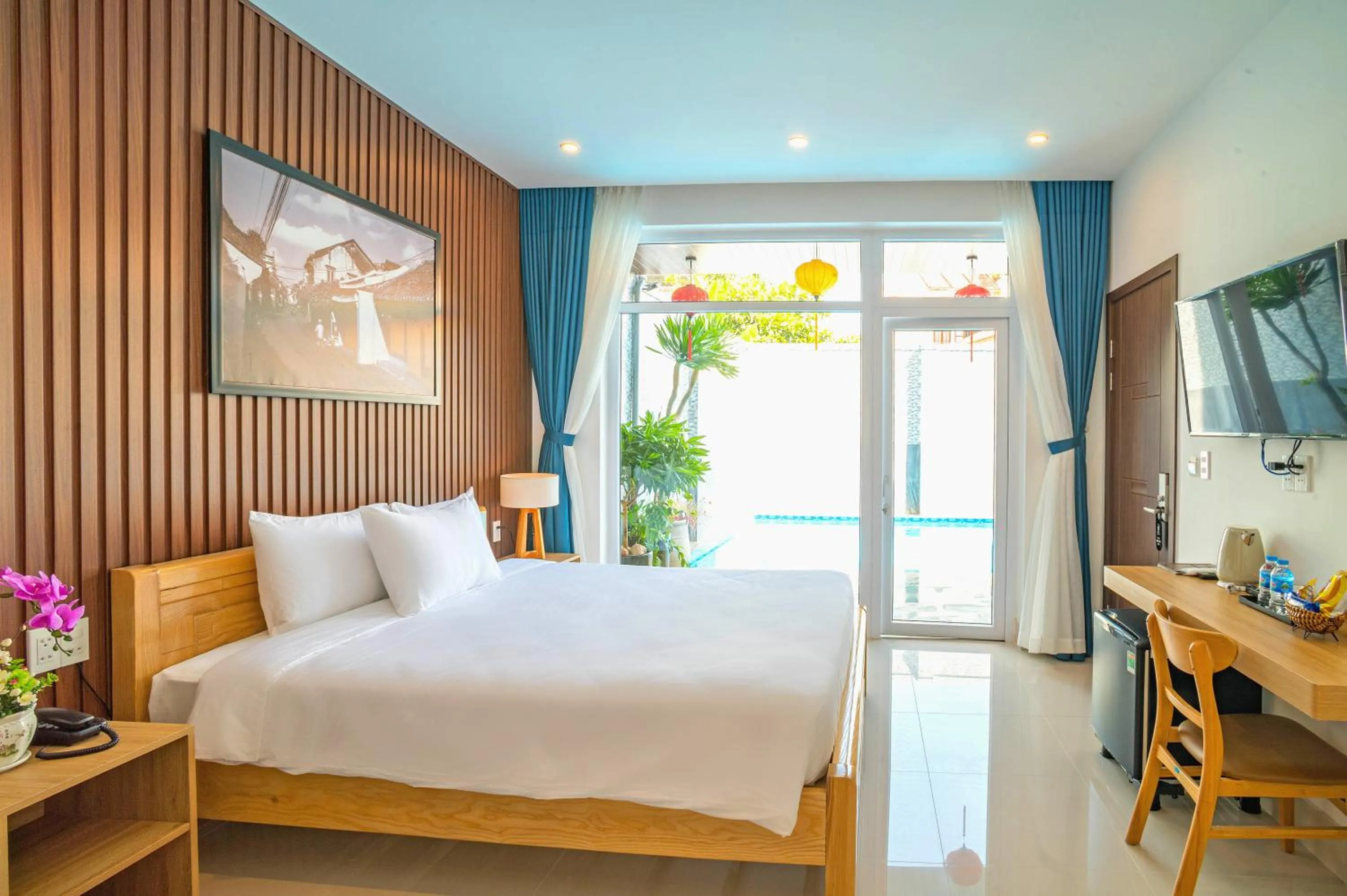 Swimming pool, Bed in White House Central Villa