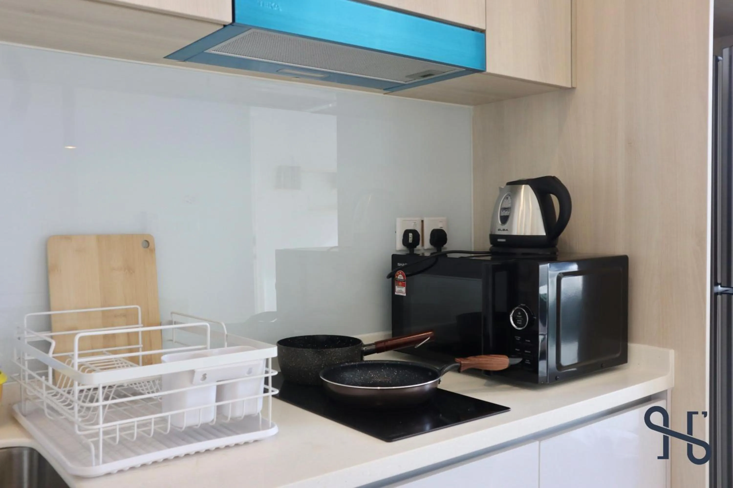 Kitchen or kitchenette in The Shore by Homesuite'