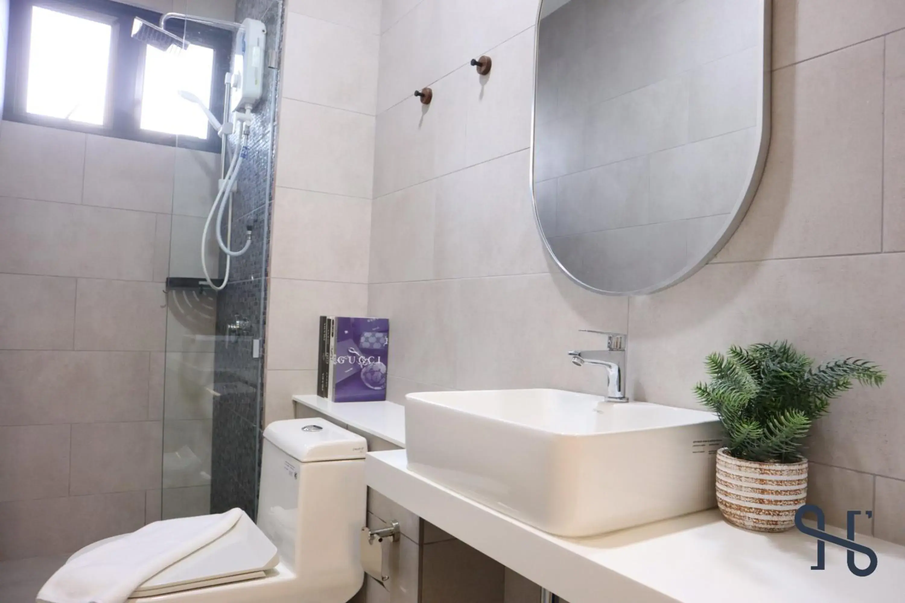 Toilet in The Shore by Homesuite' Toilet in The Shore by Homesuite'