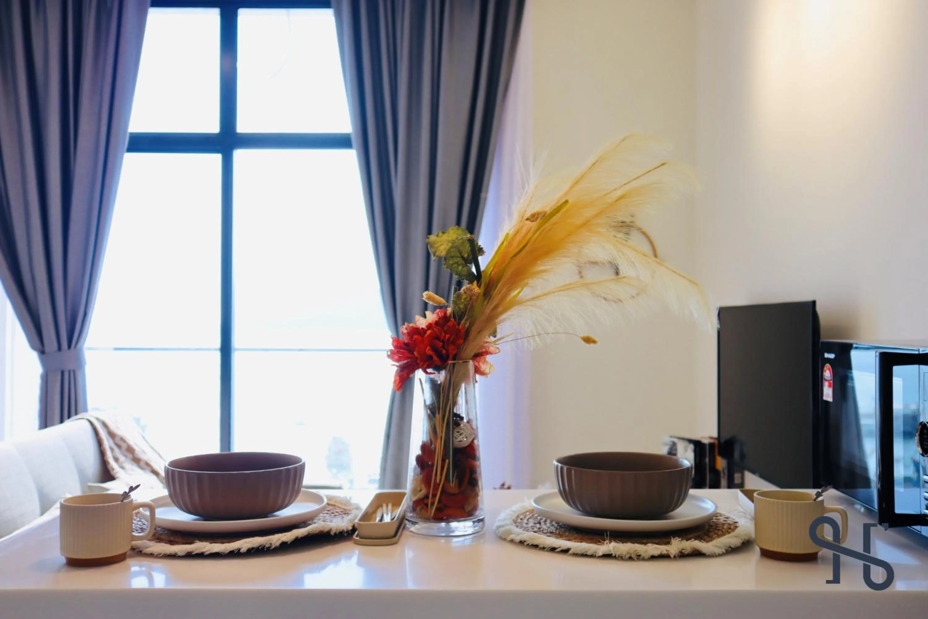 Dining area in The Shore by Homesuite'