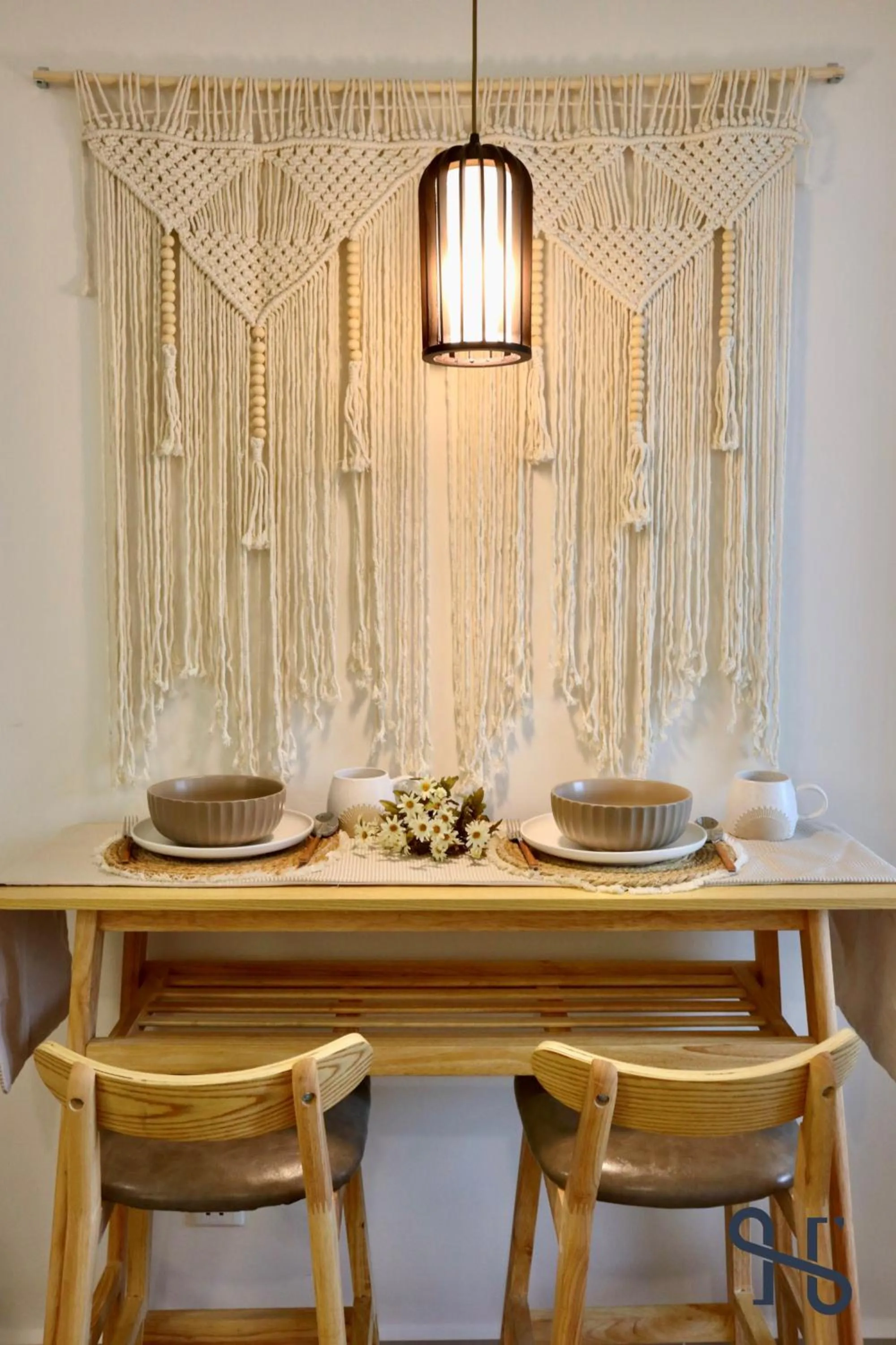 Dining area in The Shore by Homesuite'