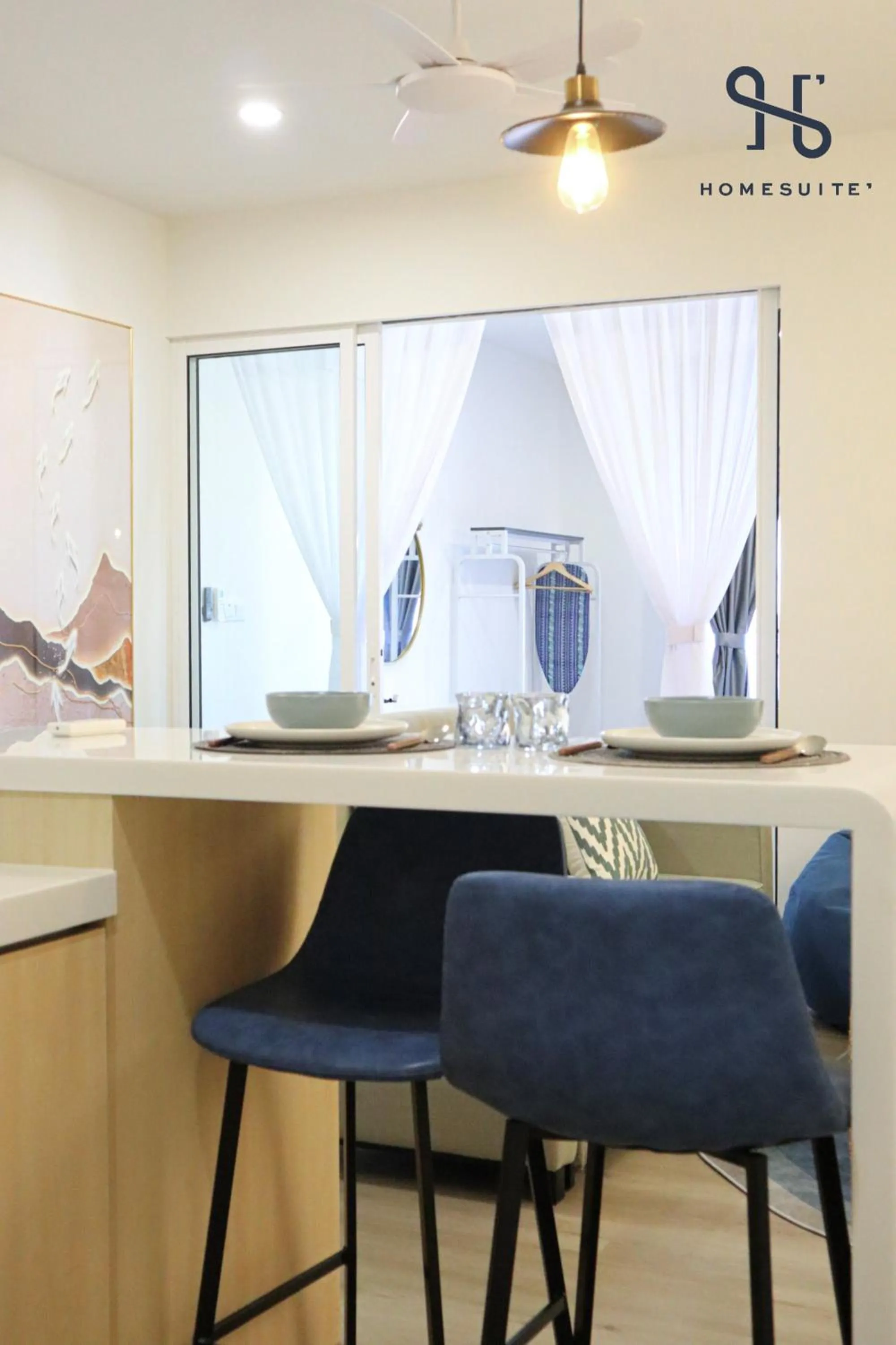 Dining area in The Shore by Homesuite'