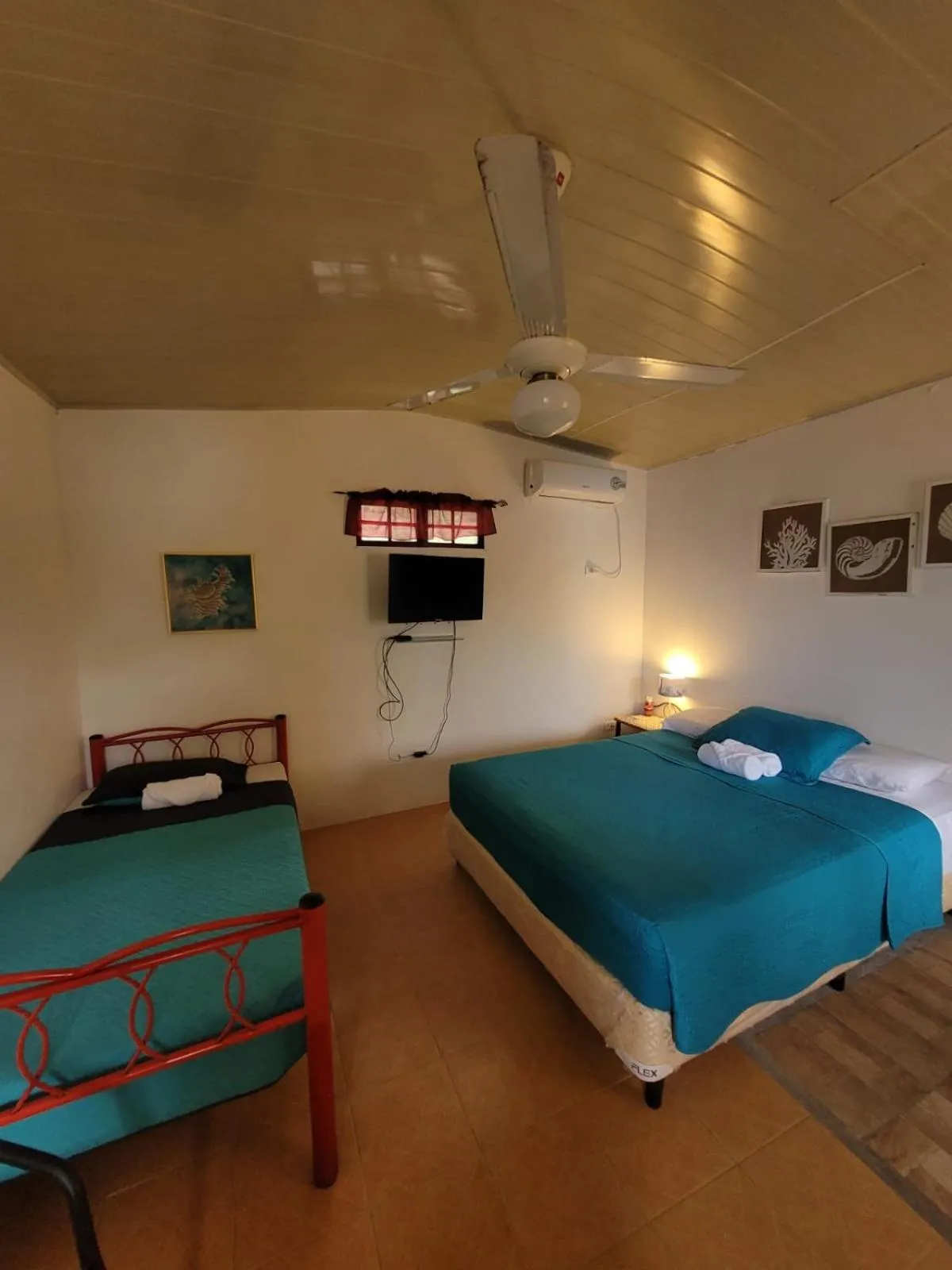 Photo of the whole room, Bed in ScubaPortobelo