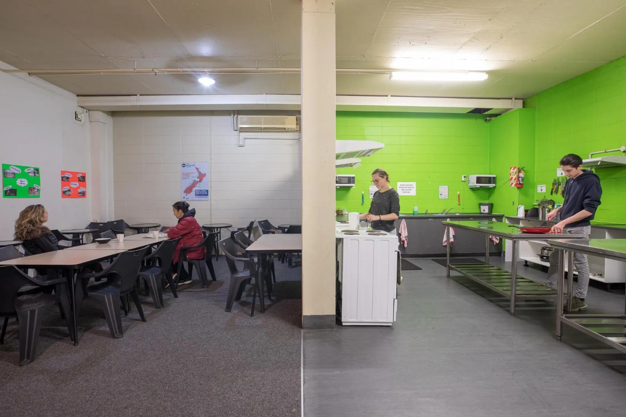 Kitchen or kitchenette in Rock Solid Backpackers Rotorua