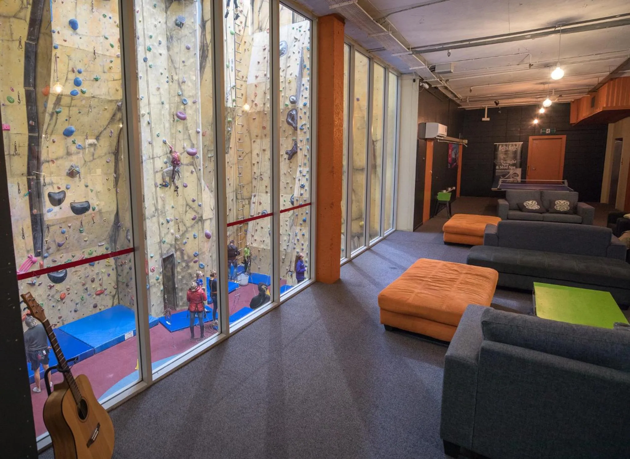 Communal lounge/ TV room in Rock Solid Backpackers Rotorua