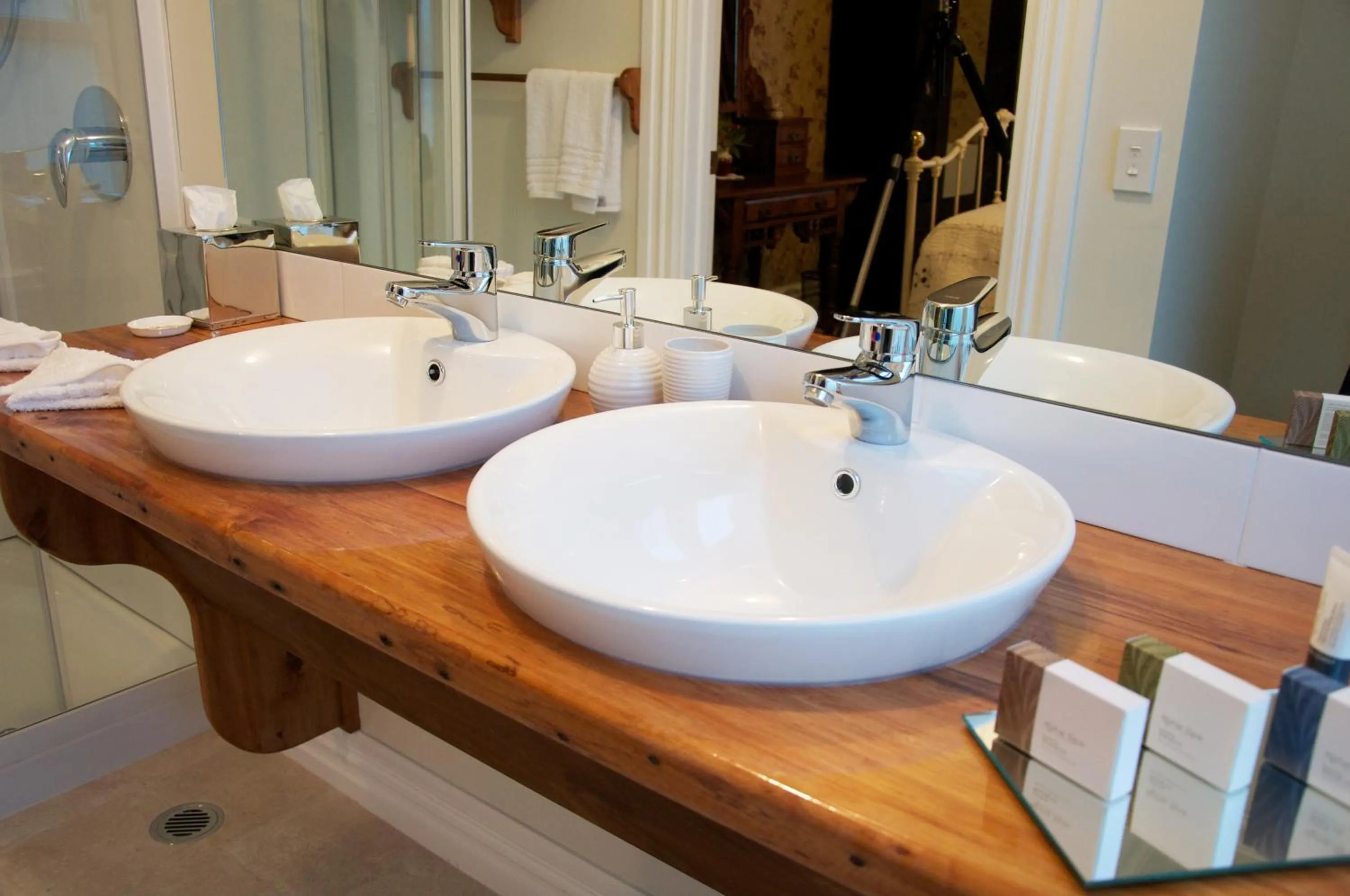 Toilet in Theatre Royal Hotel