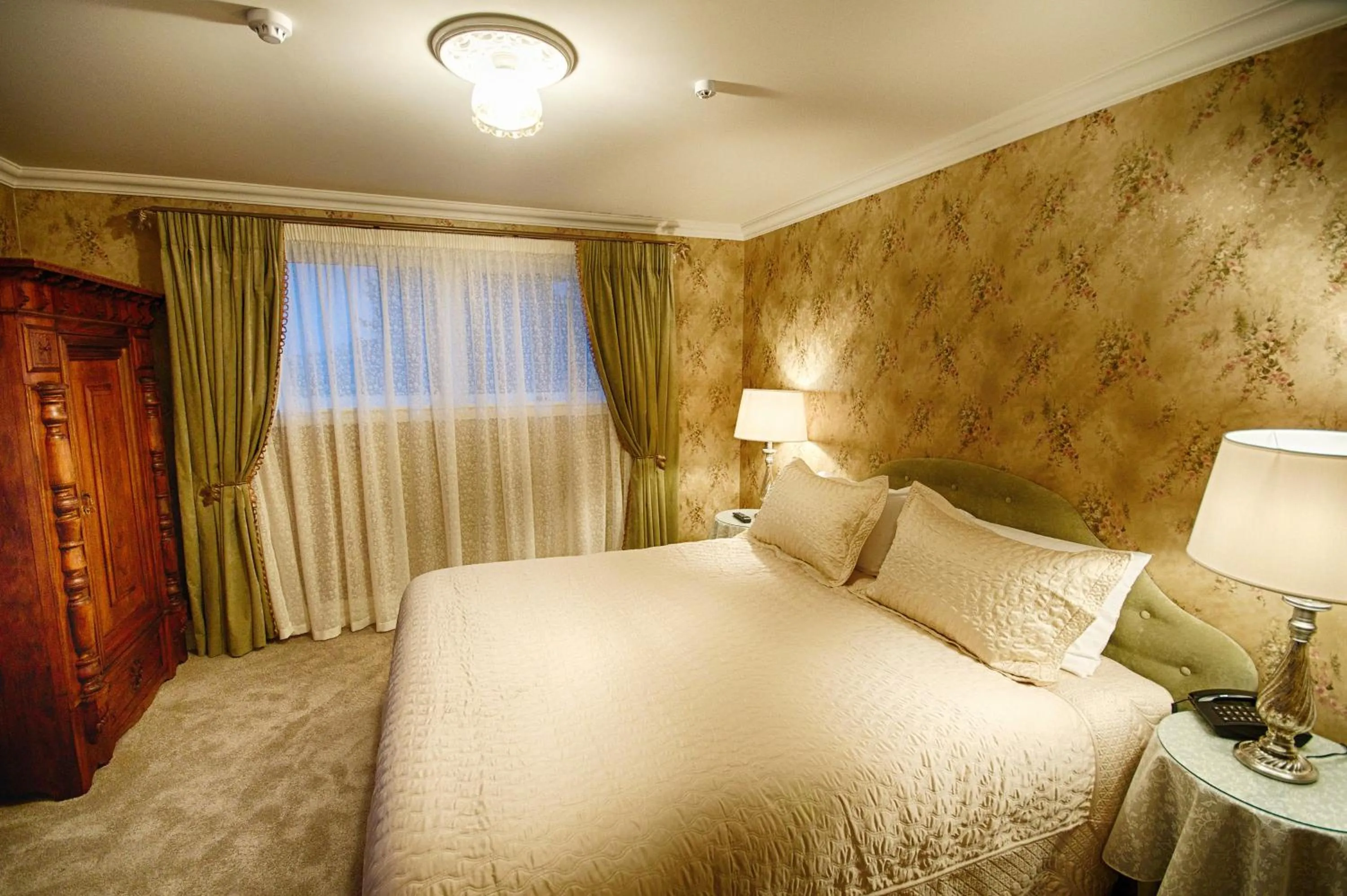 Bedroom, Bed in Theatre Royal Hotel