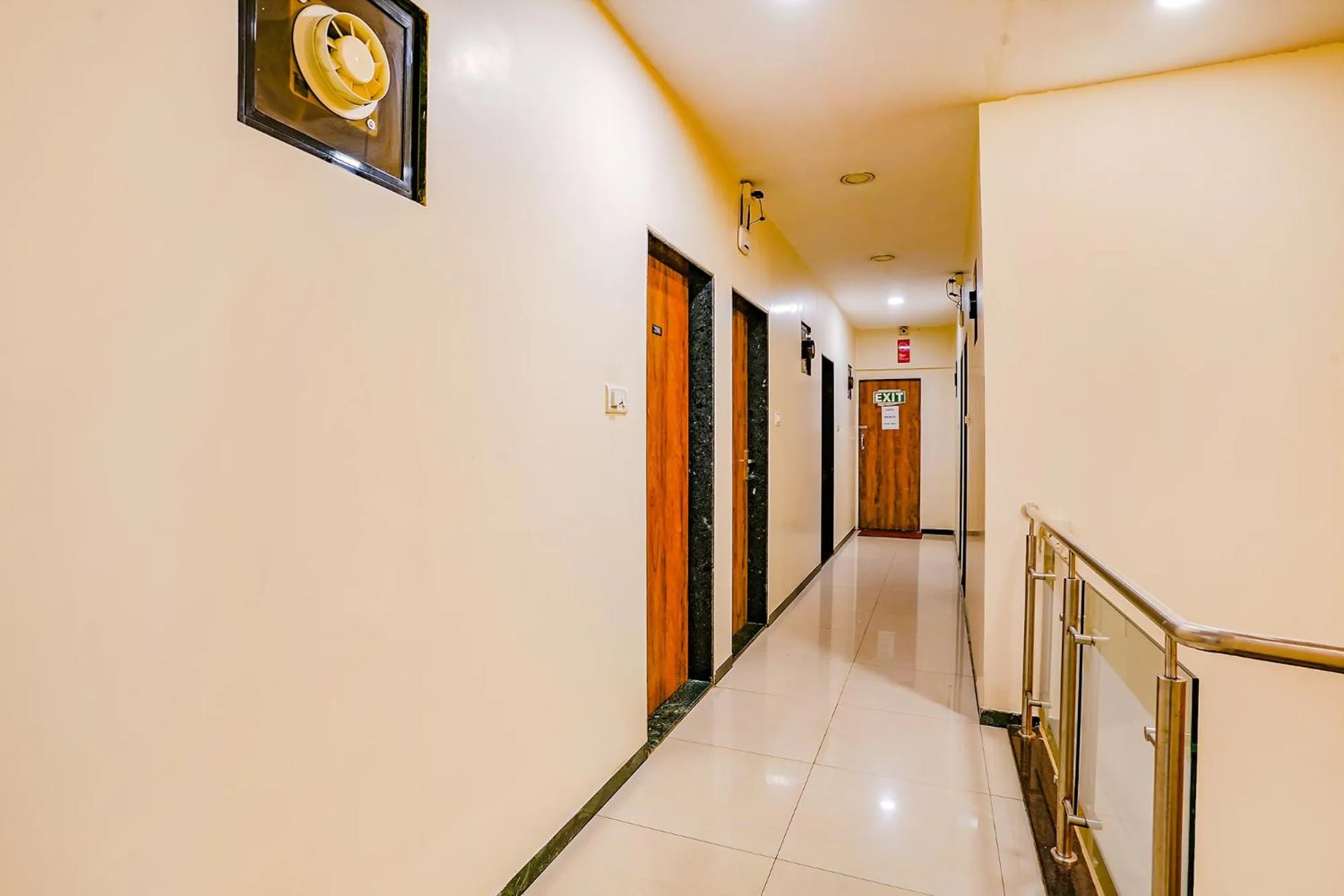 Lobby or reception in FabExpress Prakash Inn - Nr Mumbai International Airport