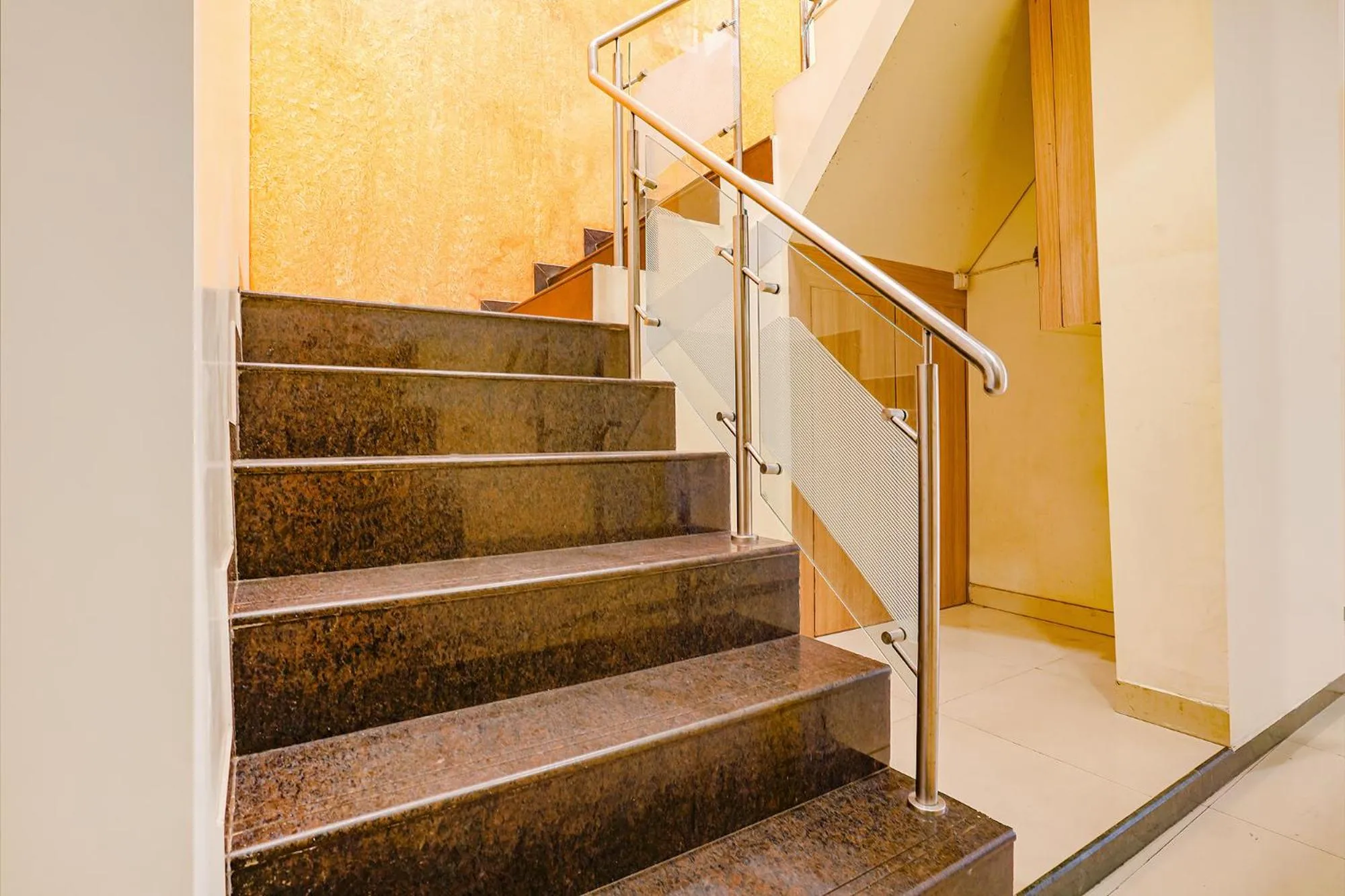 Lobby or reception in FabExpress Prakash Inn - Nr Mumbai International Airport